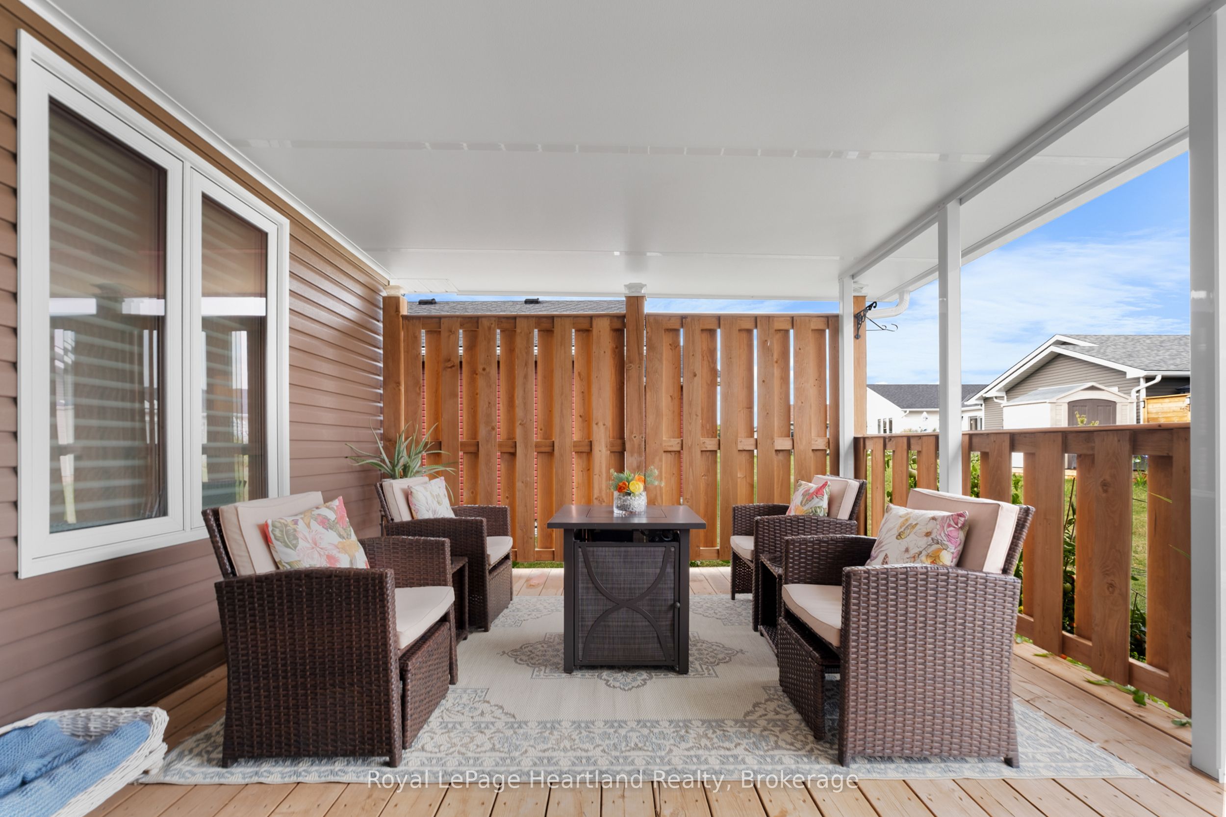8 Windward Way N Property Photo 3