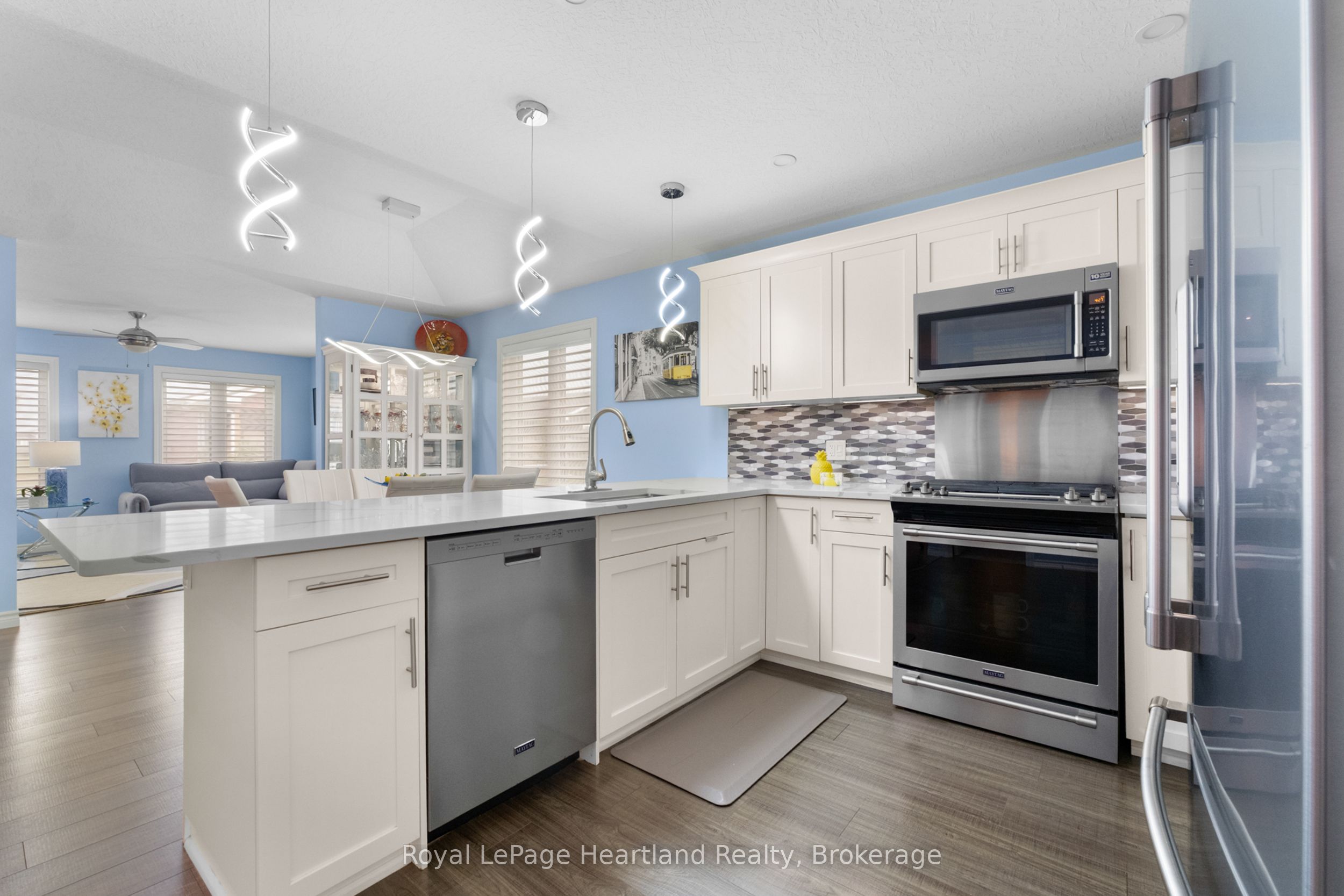 8 Windward Way N Property Photo 4