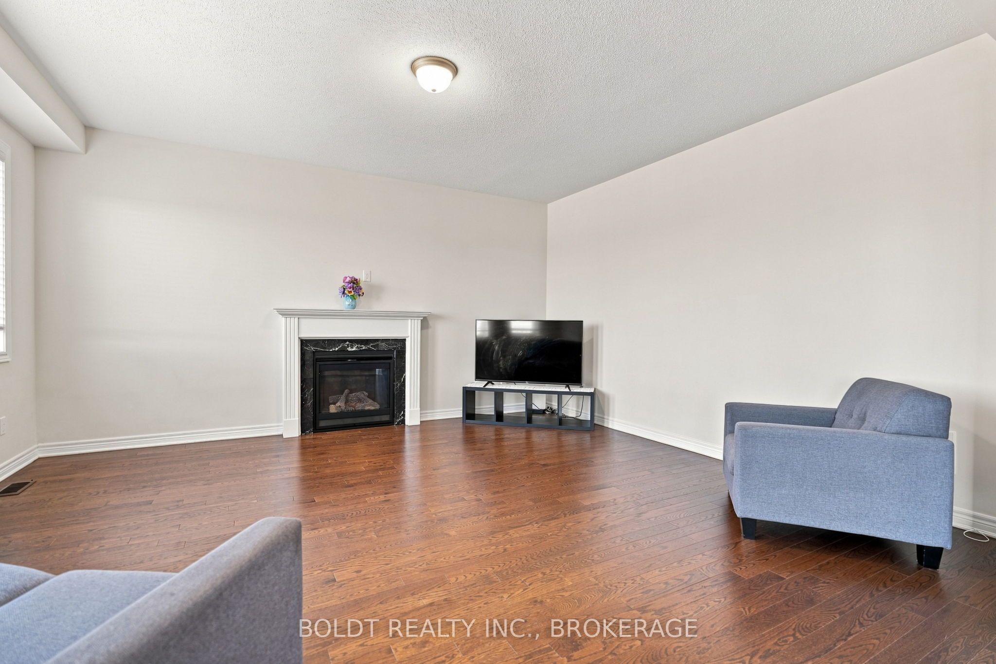 85 Homestead Way Property Photo 6
