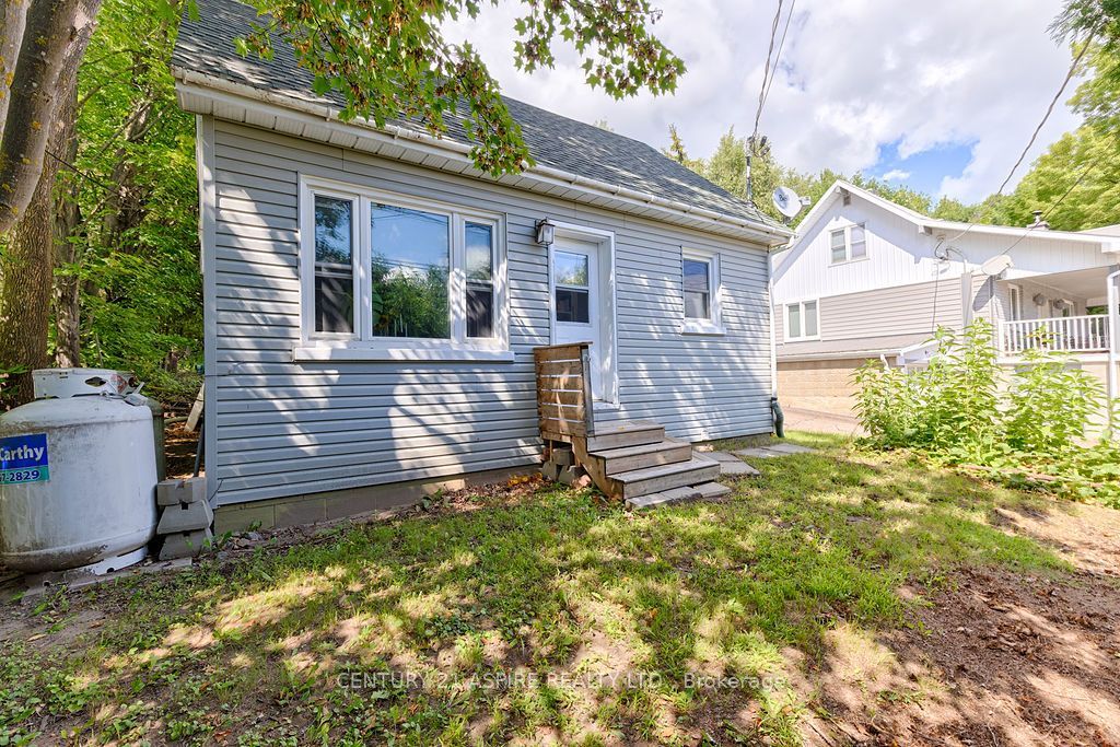 168 Bonnechere Street E Property Photo 3