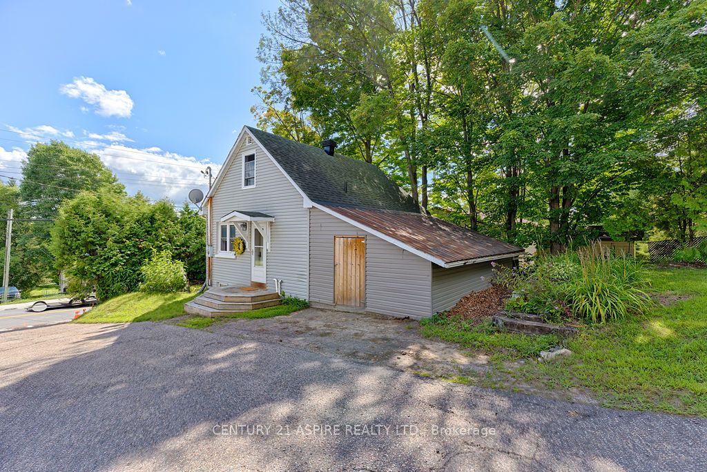 168 Bonnechere Street E Property Photo 5