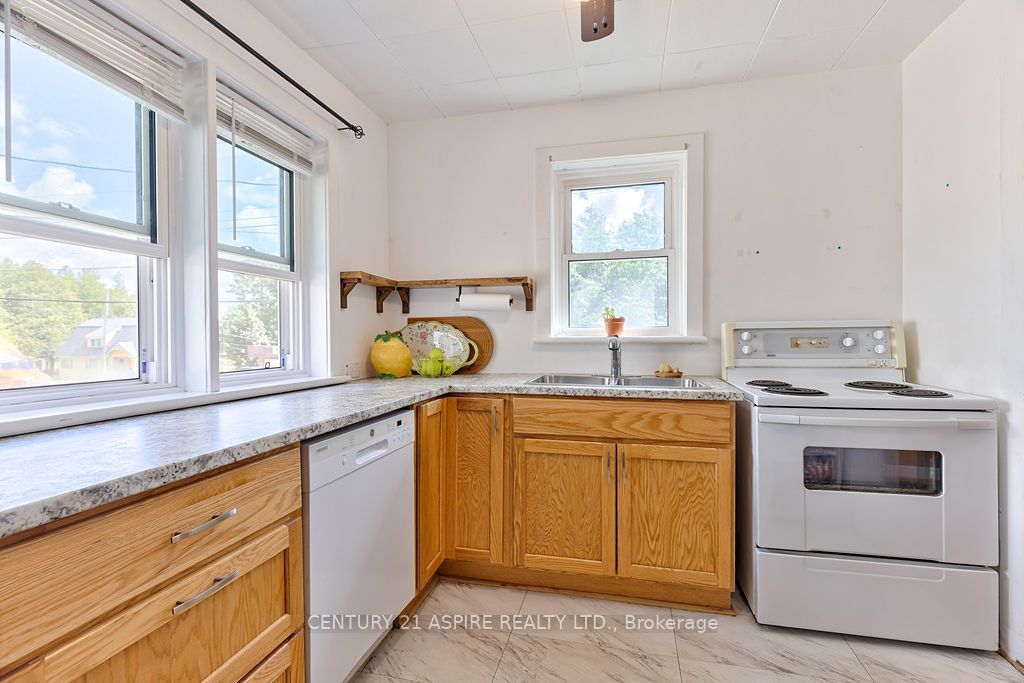 168 Bonnechere Street E Property Photo 9