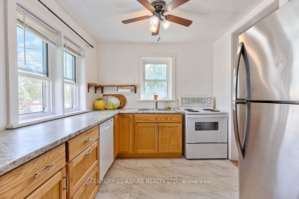 168 Bonnechere Street E Property Photo 10