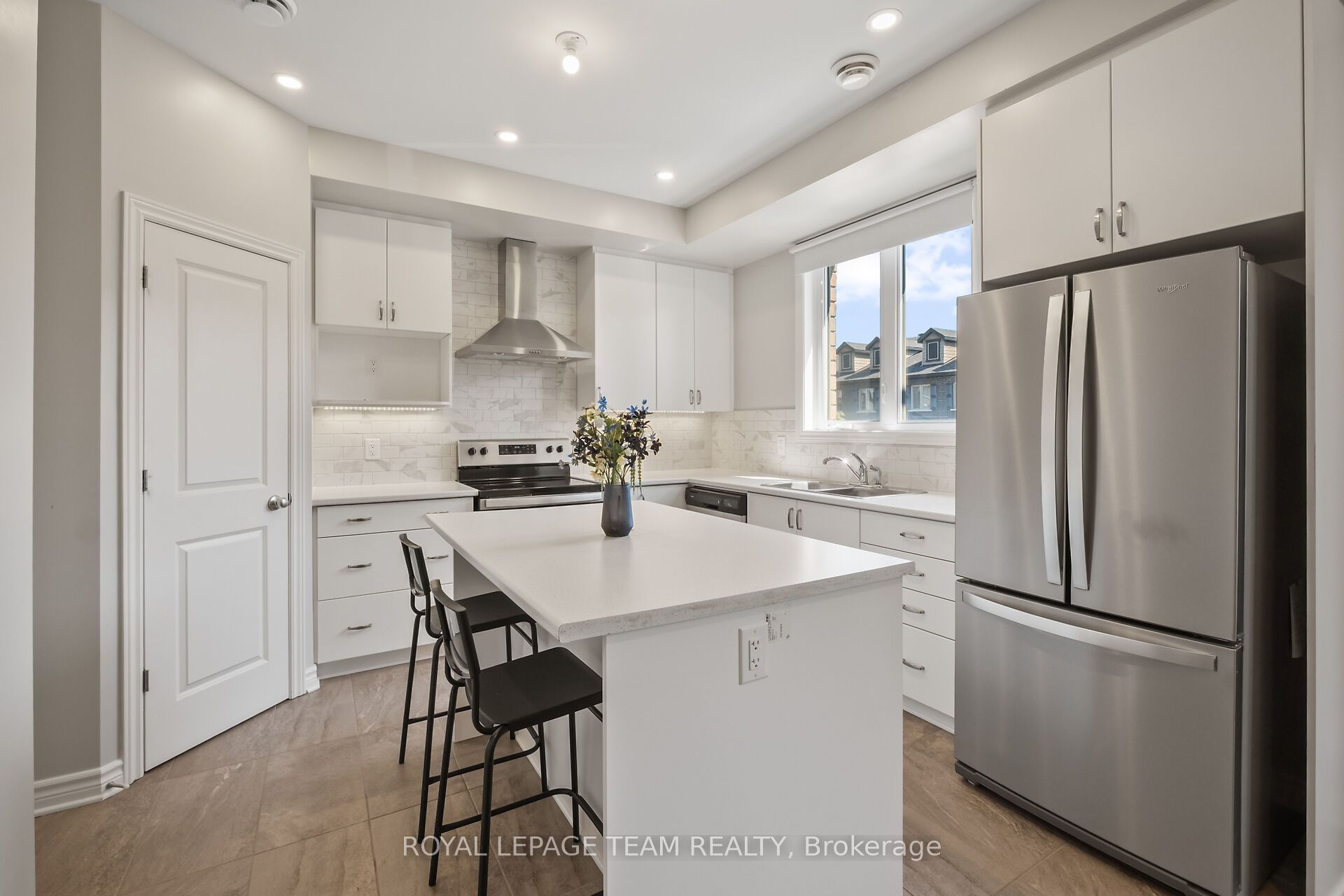 725 Dearborn Private F Property Photo 8