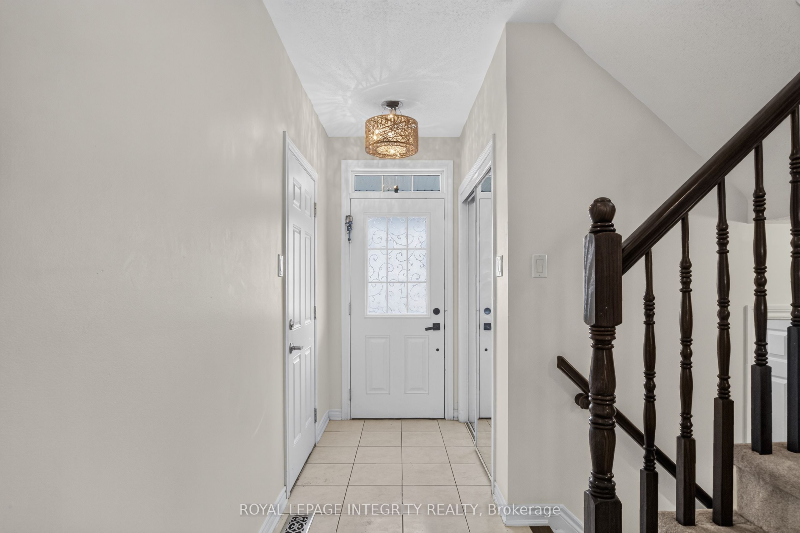 414 Meadowhawk Crescent Property Photo 4
