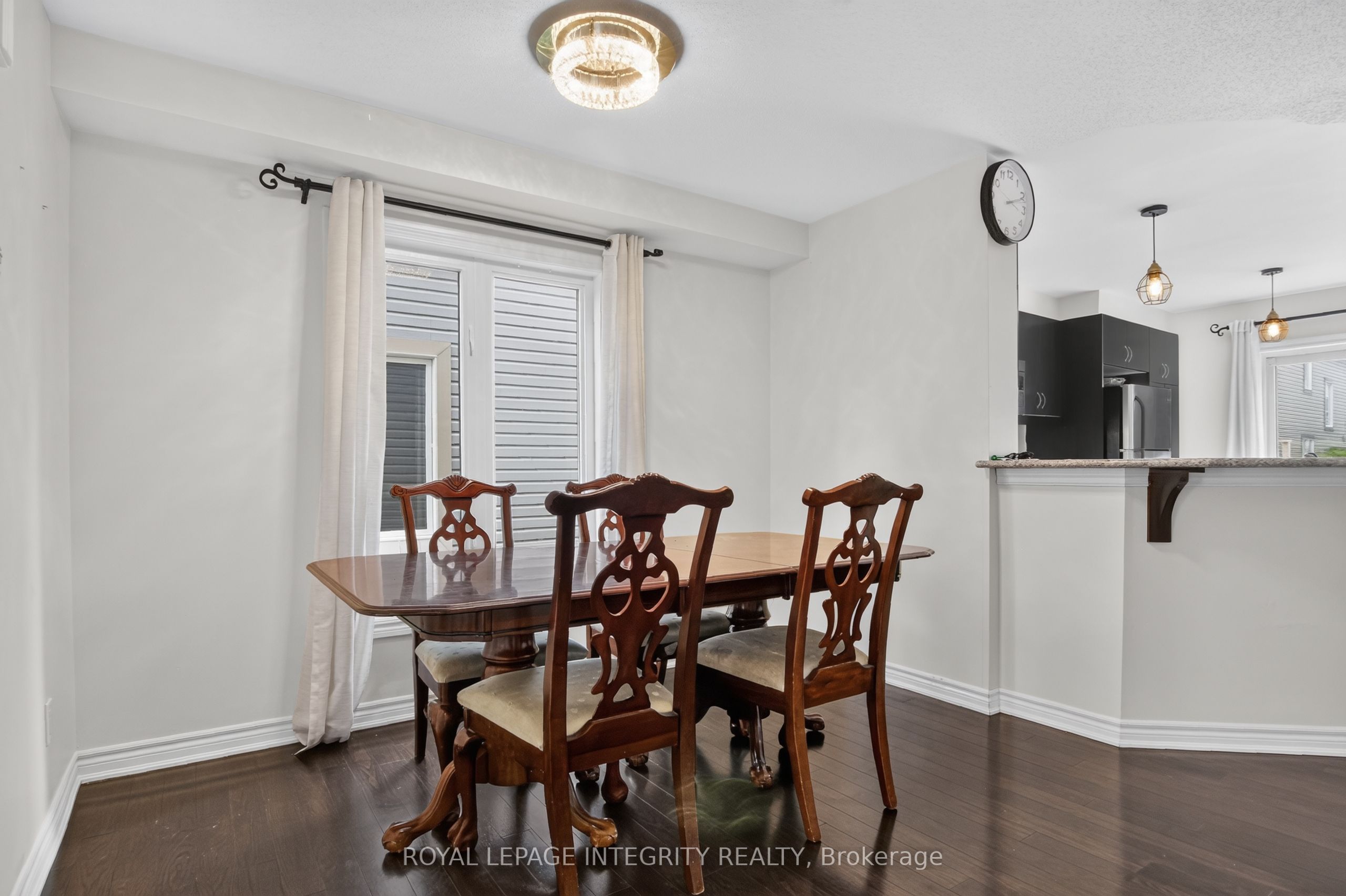 414 Meadowhawk Crescent Property Photo 7