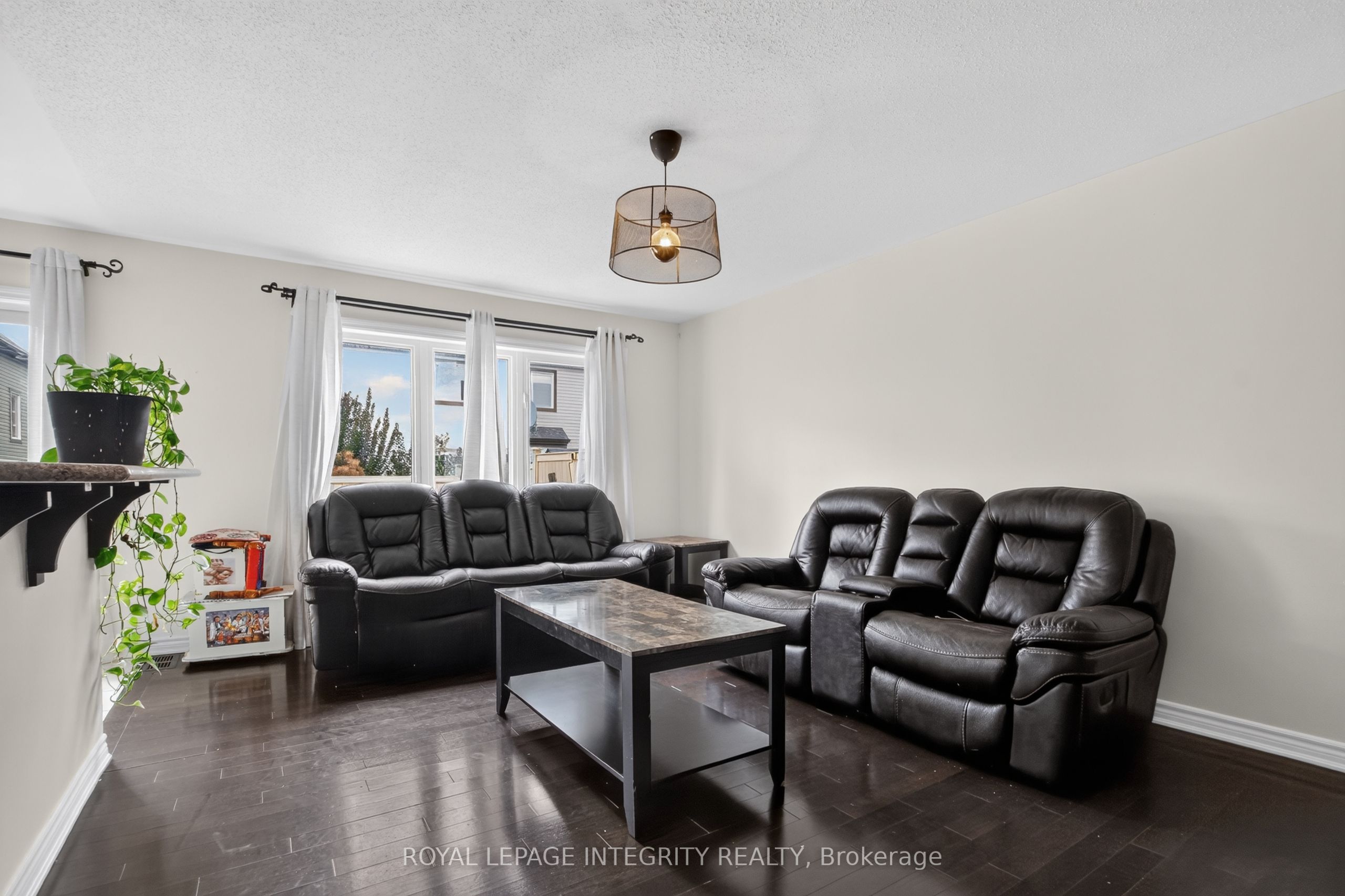 414 Meadowhawk Crescent Property Photo 9