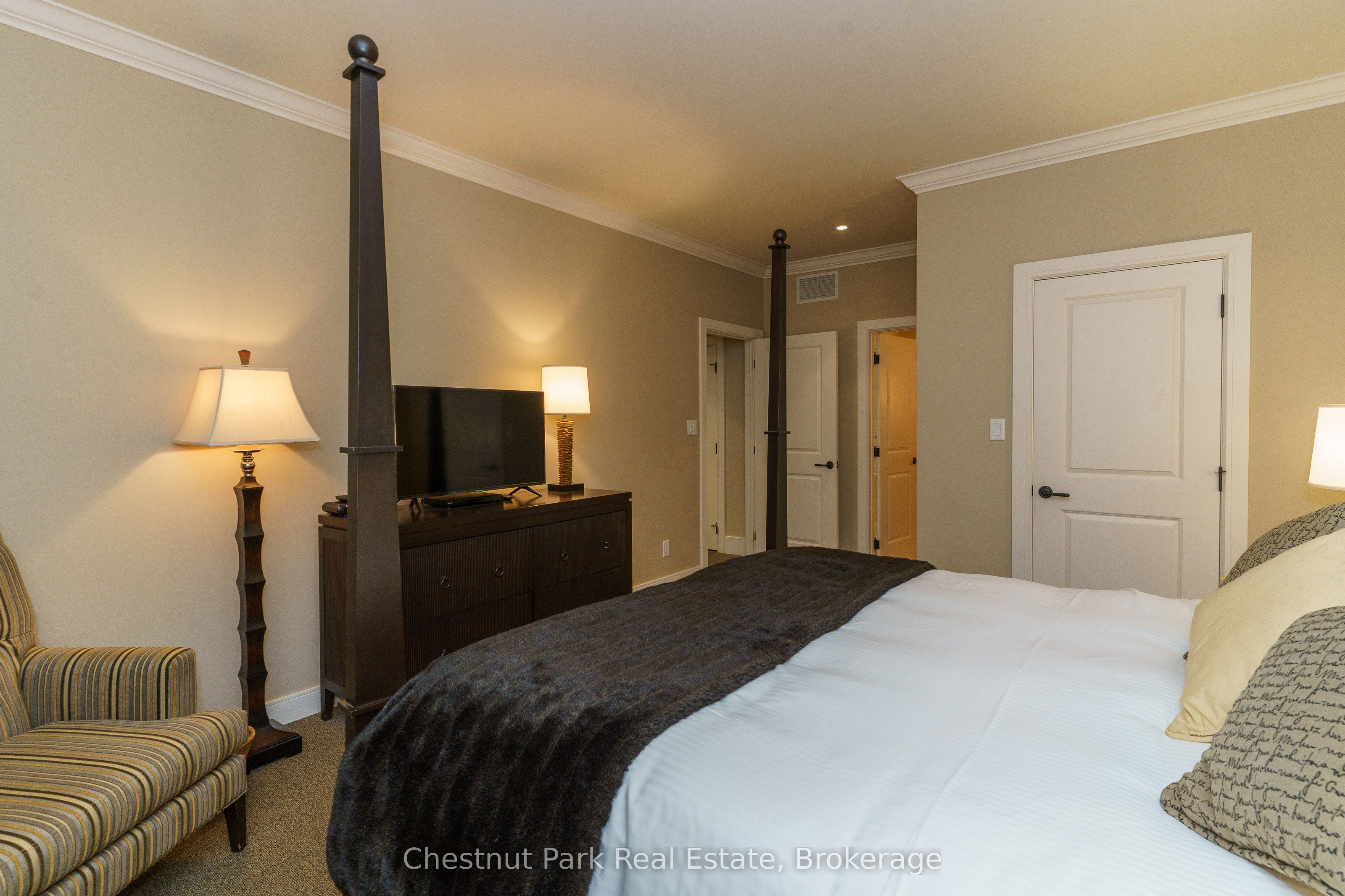 501 Glen Abbey Way E Property Photo 6