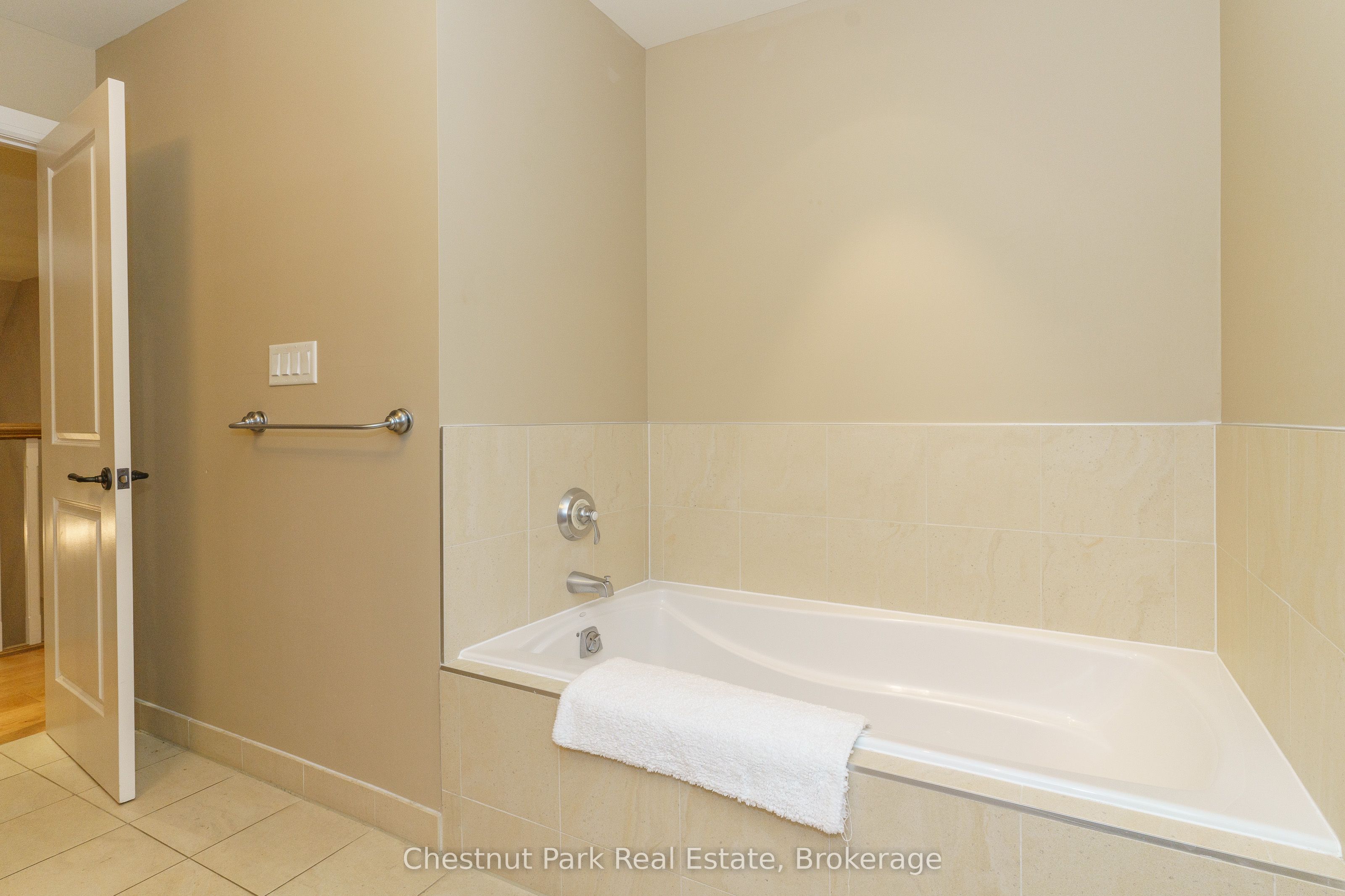 501 Glen Abbey Way E Property Photo 22