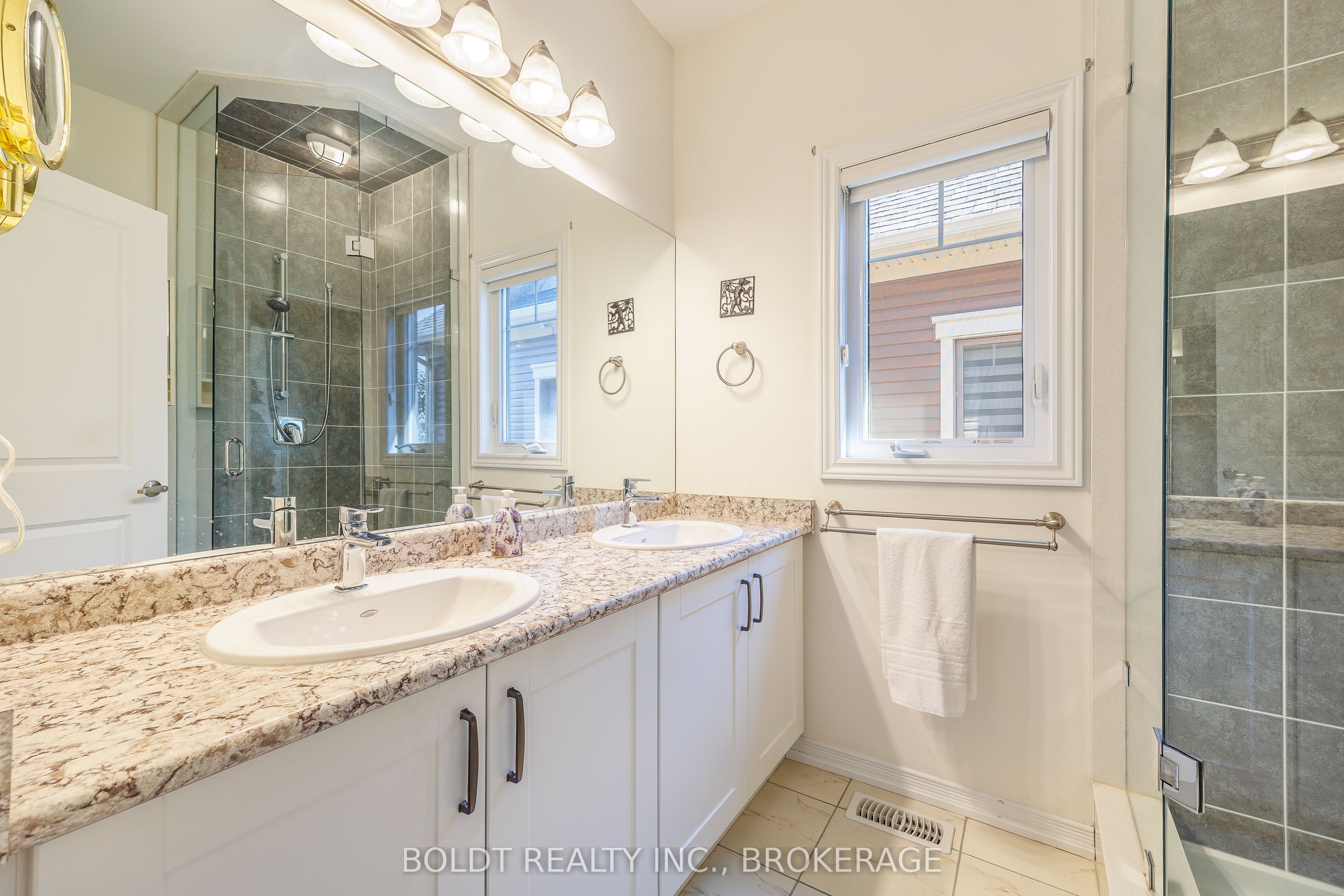 35 Cosmopolitan Common Property Photo 15