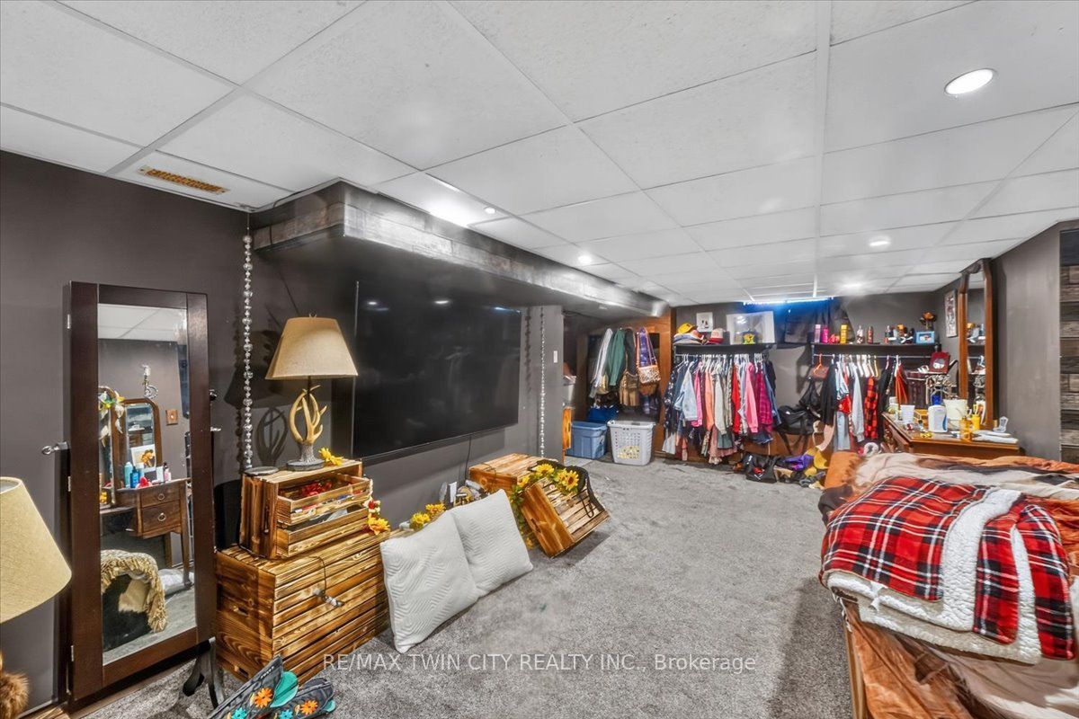 60 Park Road N Property Photo 17