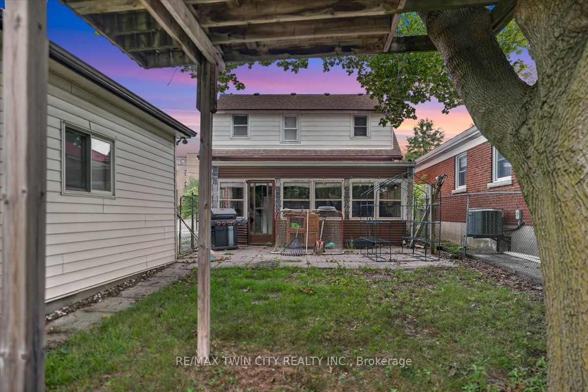 60 Park Road N Property Photo 26