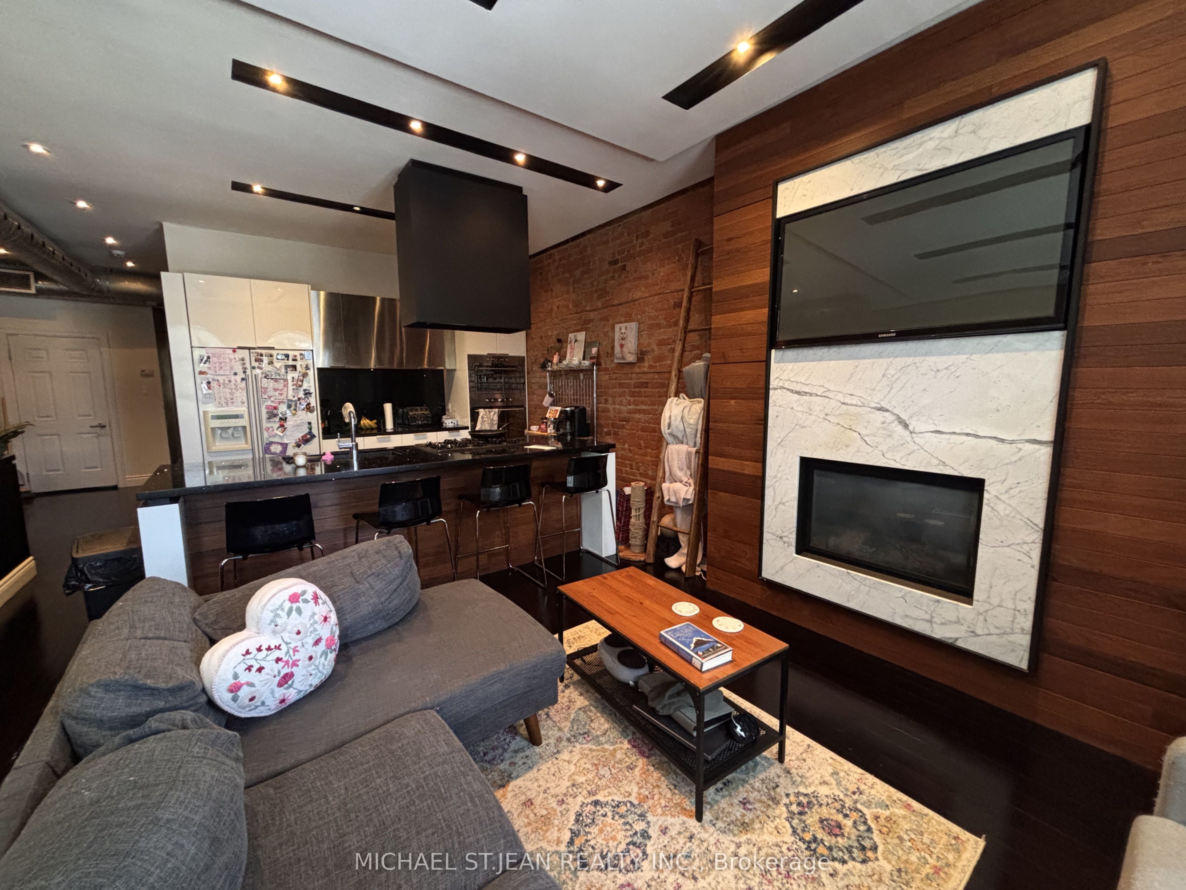 301 James Street N Upper Property Photo 1