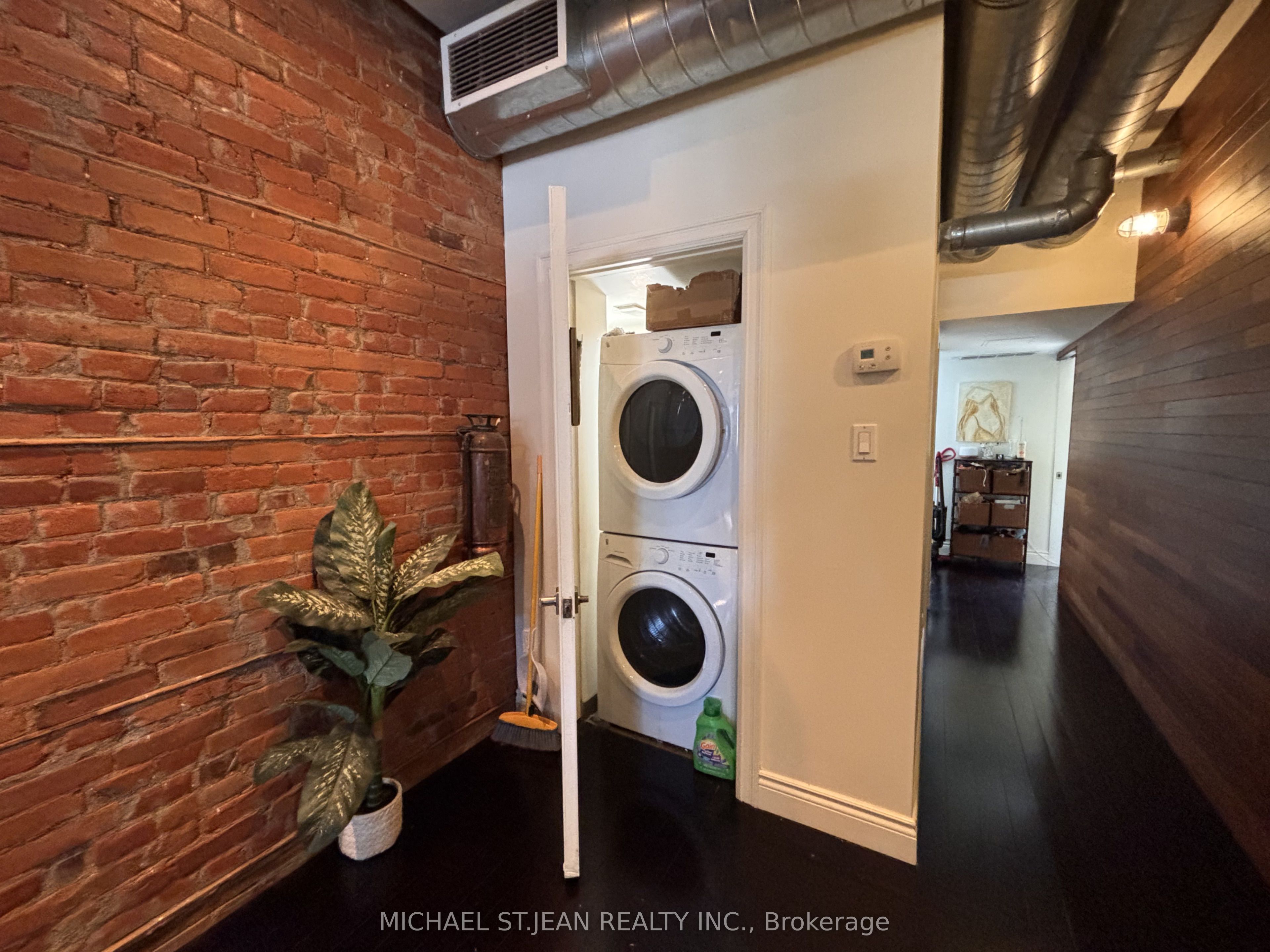 301 James Street N Upper Property Photo 5