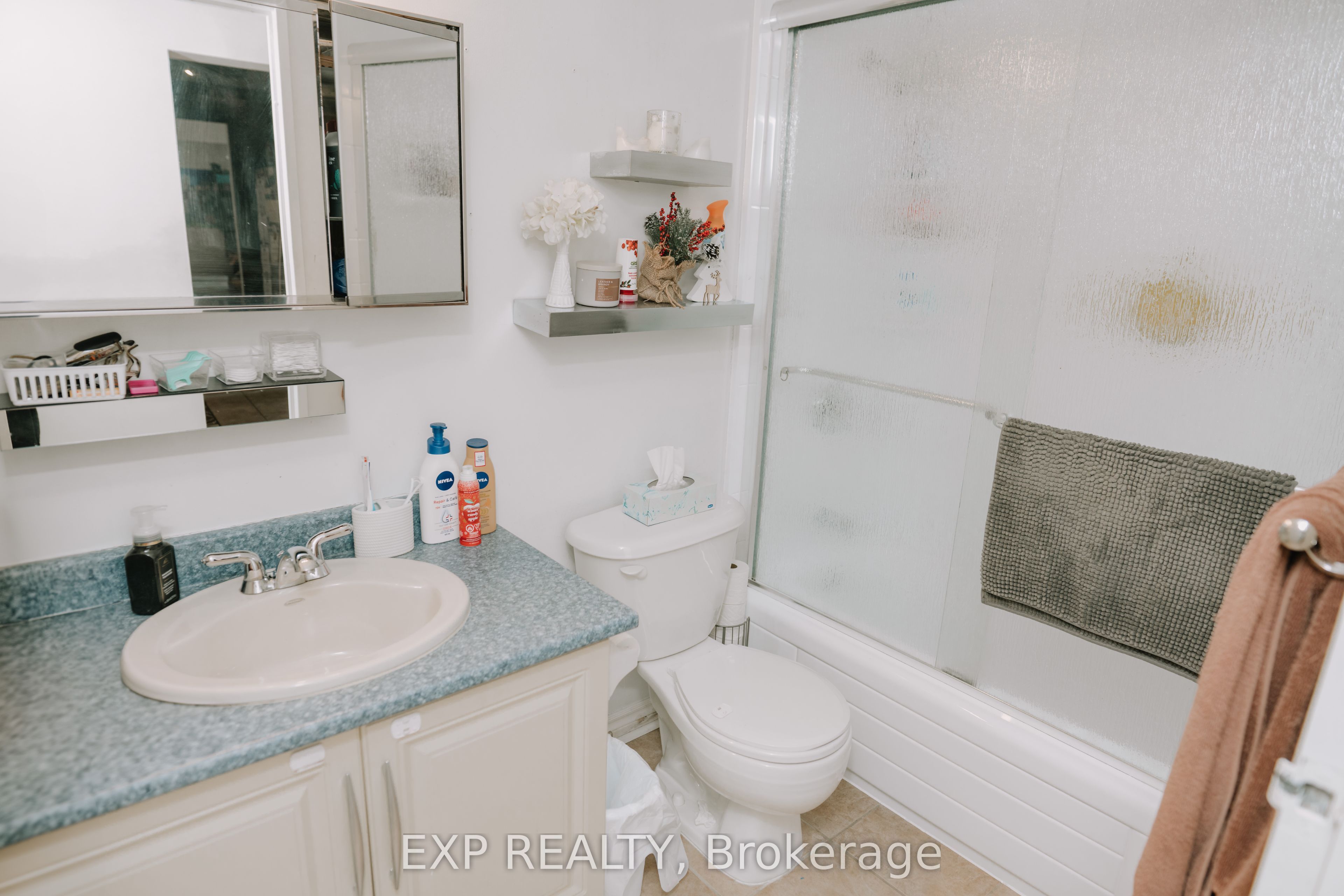 858 Commissioners Road E 1207 Property Photo 8
