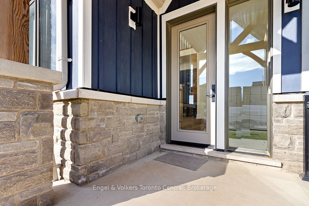 160 Springside Crescent Property Photo 3