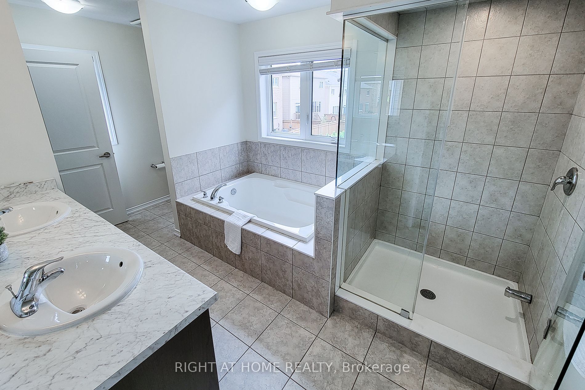 11 Esther Crescent Property Photo 27