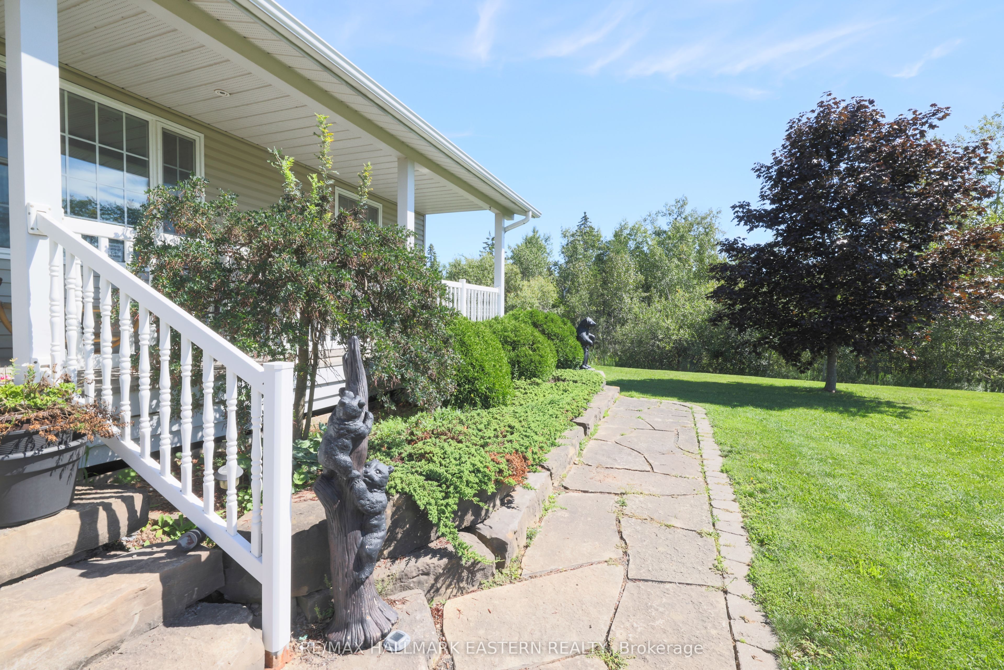 1738 8th Line Property Photo 3
