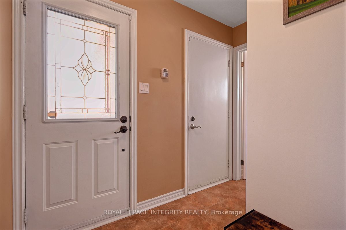 390 Oaklawn Crescent Property Photo 4