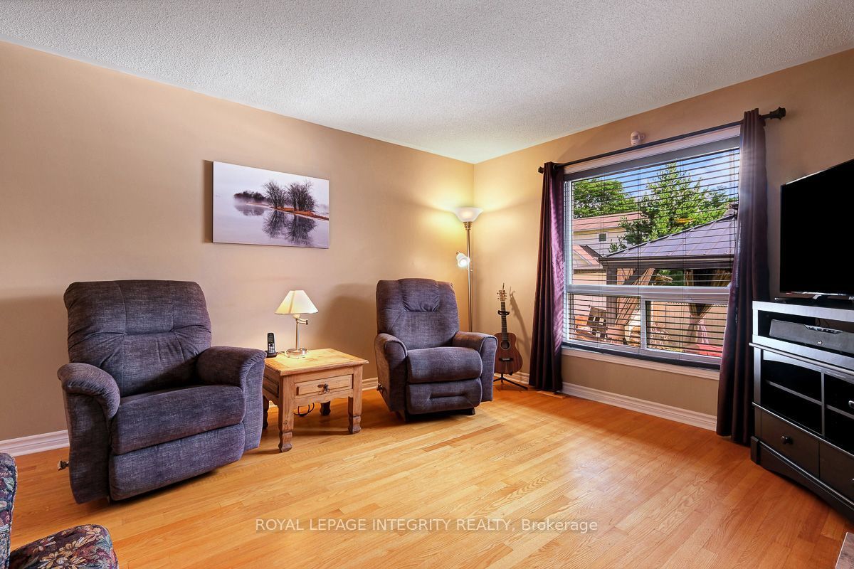 390 Oaklawn Crescent Property Photo 7