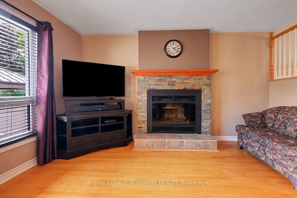 390 Oaklawn Crescent Property Photo 8