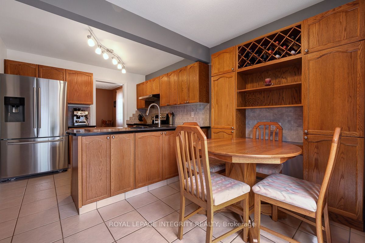 390 Oaklawn Crescent Property Photo 14
