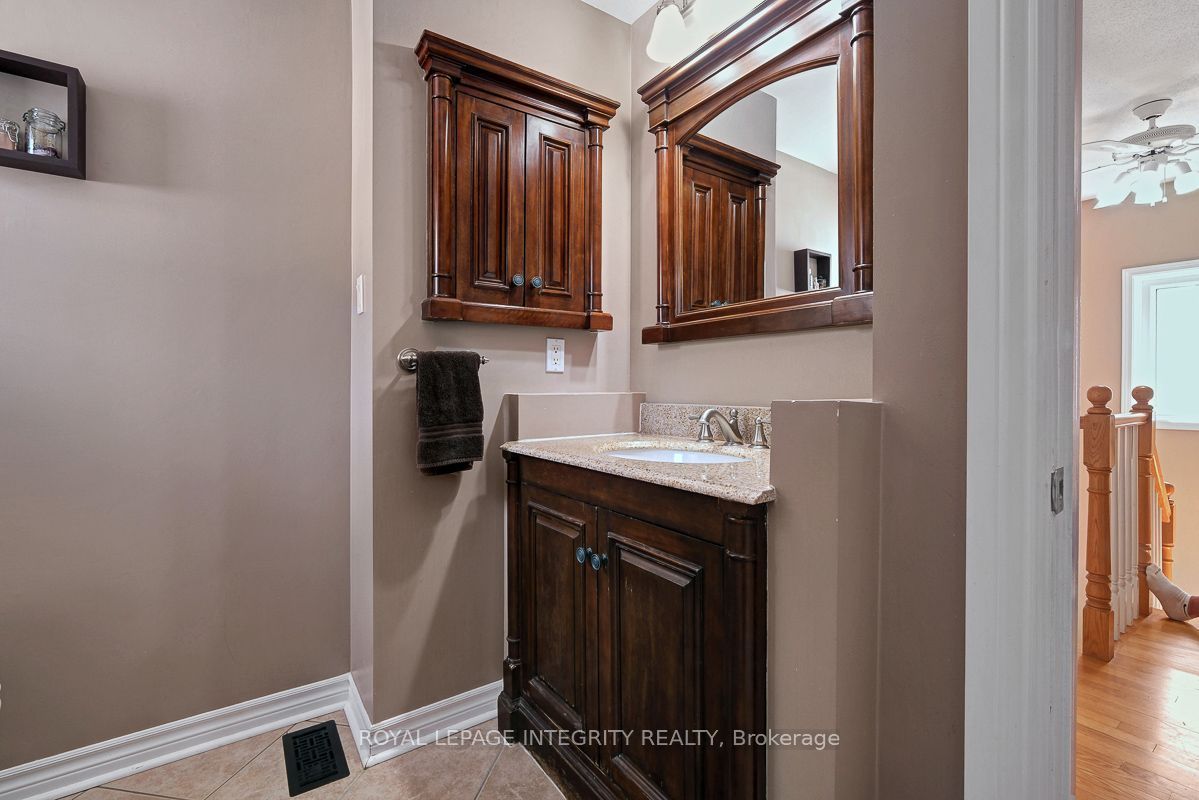 390 Oaklawn Crescent Property Photo 31