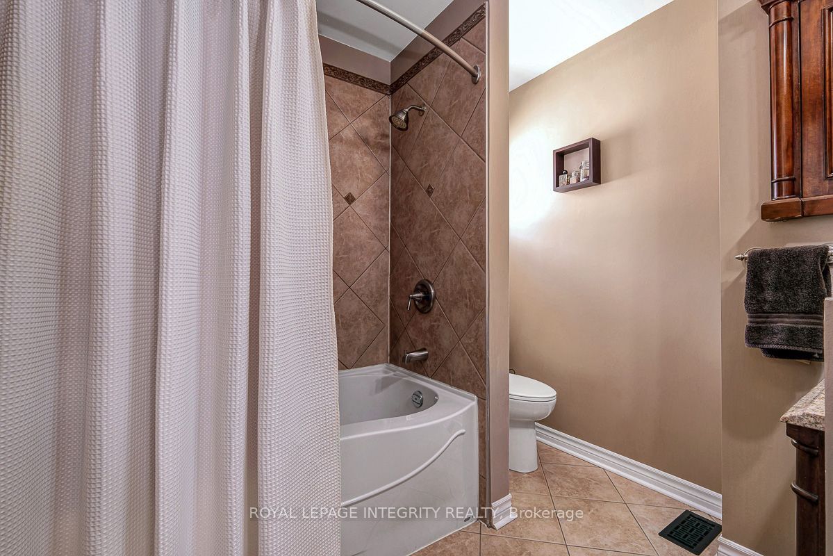 390 Oaklawn Crescent Property Photo 32