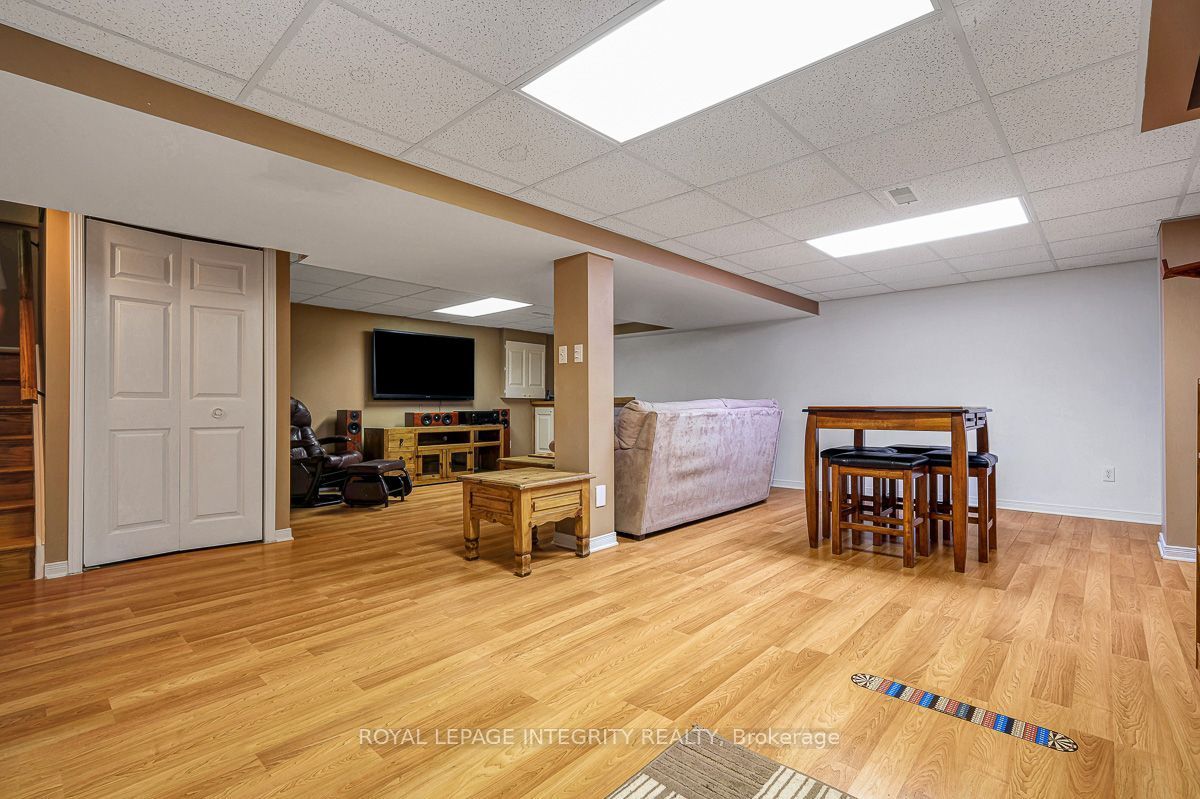 390 Oaklawn Crescent Property Photo 33
