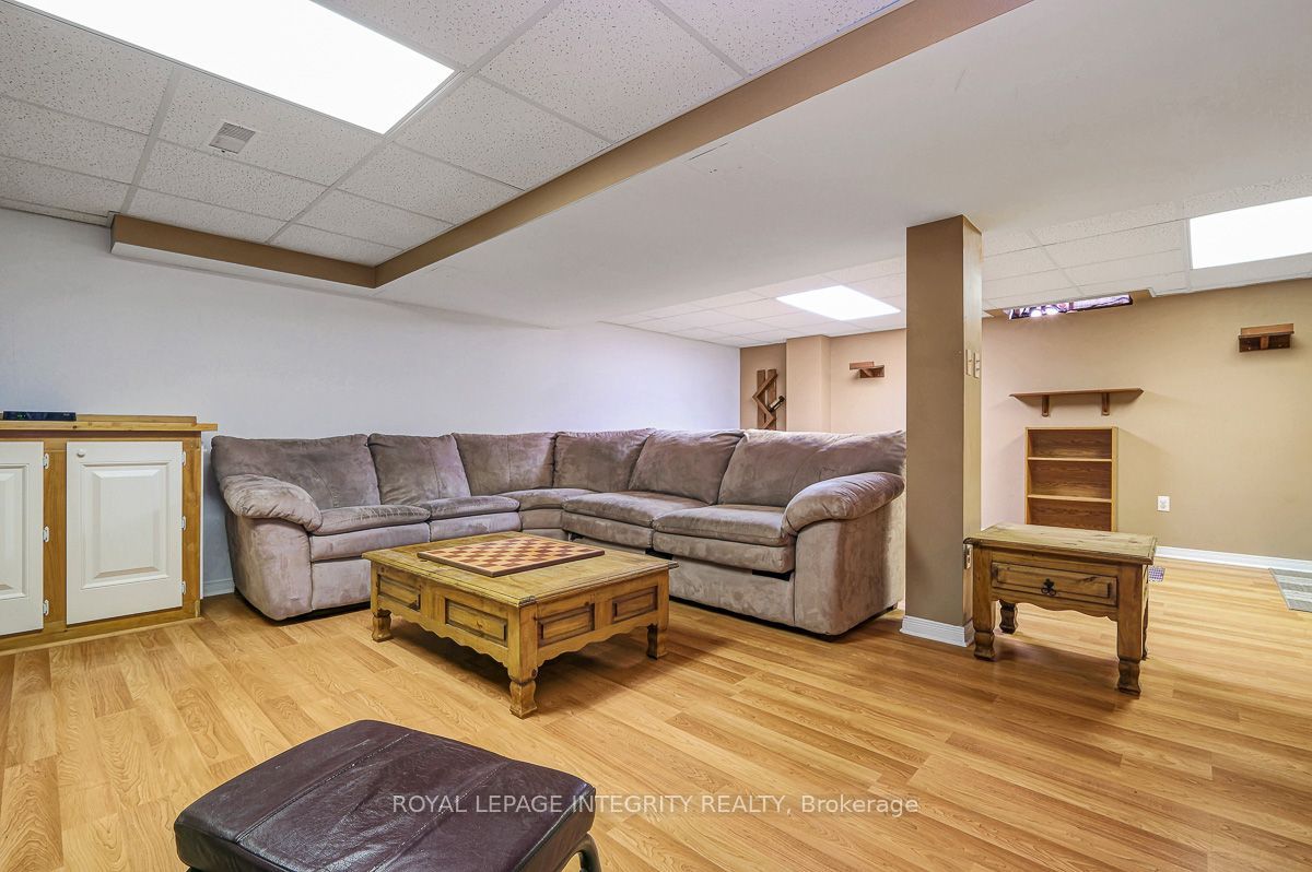 390 Oaklawn Crescent Property Photo 34