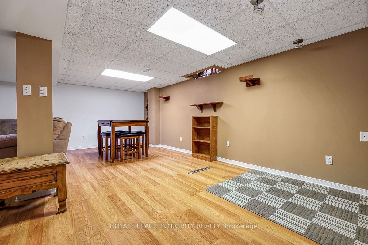 390 Oaklawn Crescent Property Photo 35