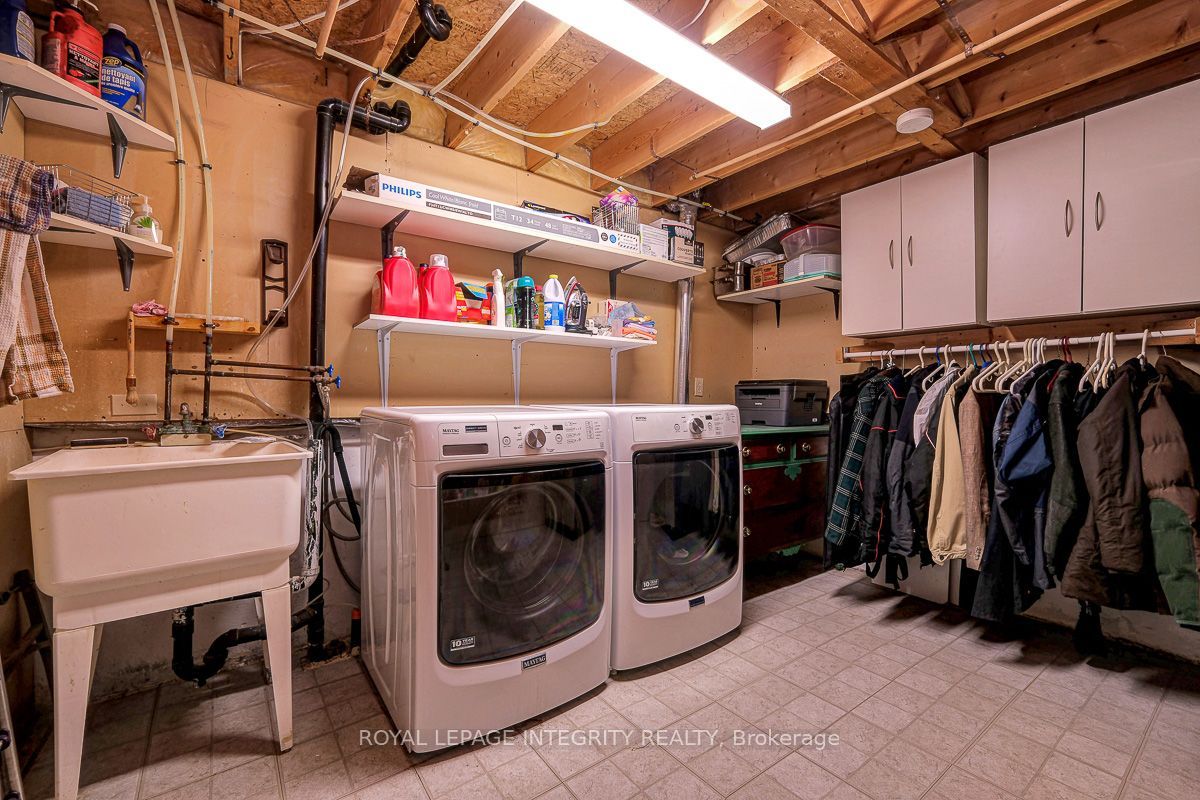390 Oaklawn Crescent Property Photo 37