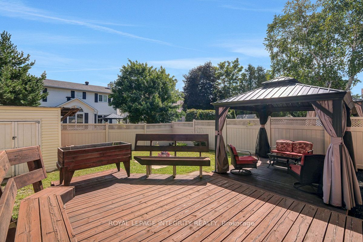 390 Oaklawn Crescent Property Photo 42