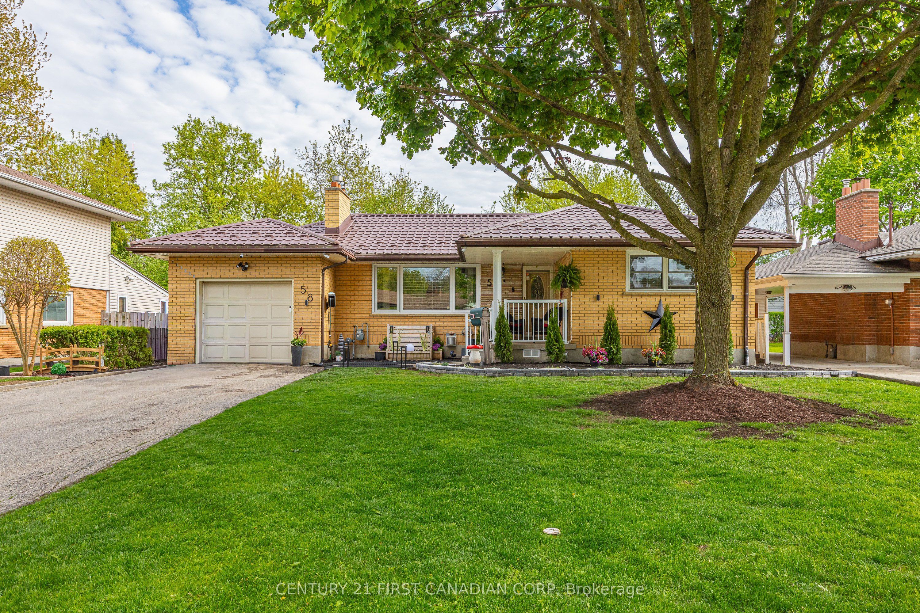 58 Centre Crescent N Property Photo 1