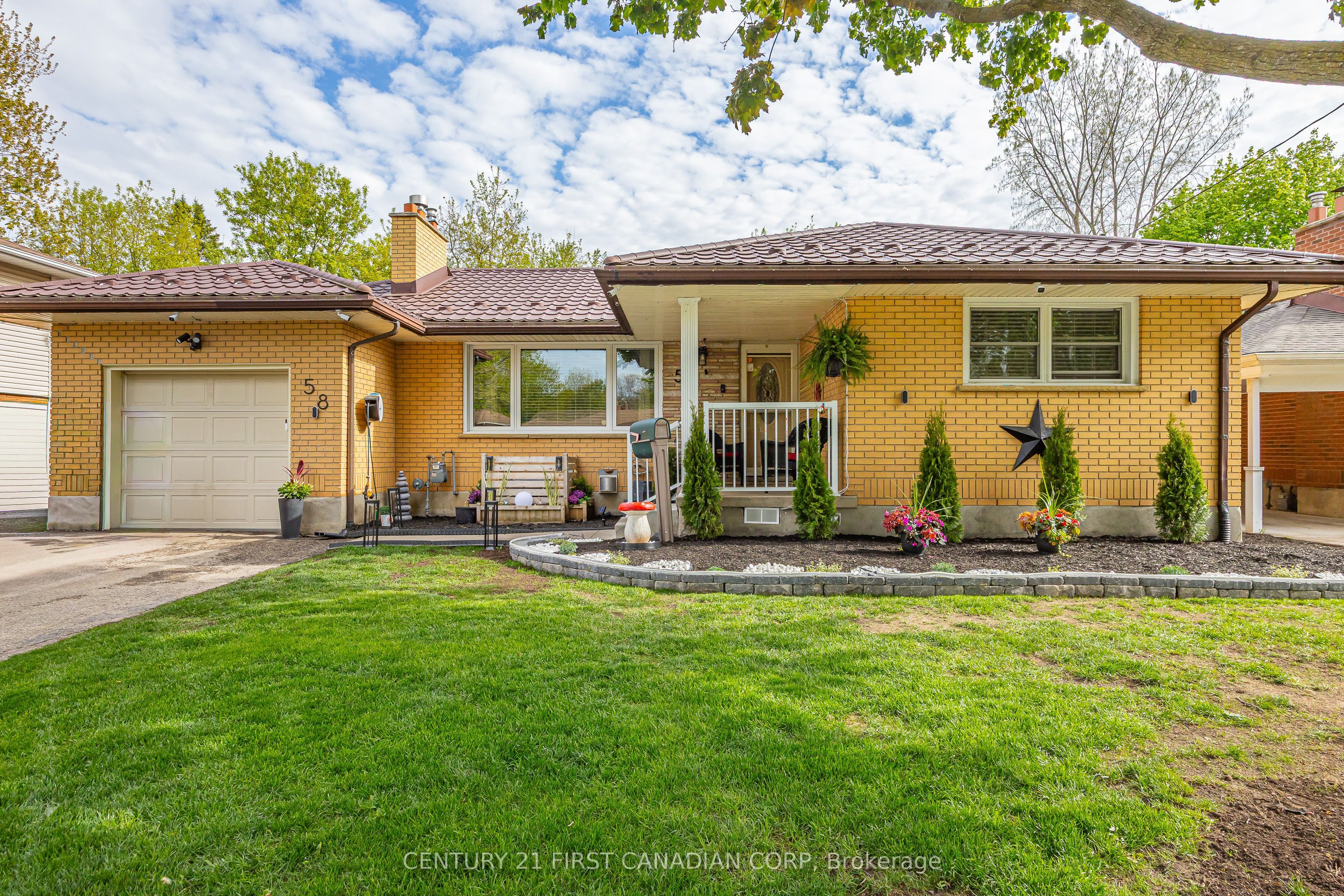 58 Centre Crescent N Property Photo 5