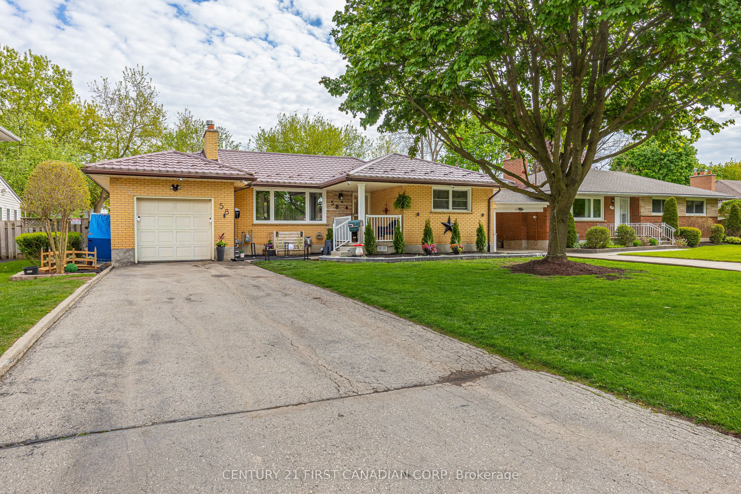 58 Centre Crescent N Property Photo 6