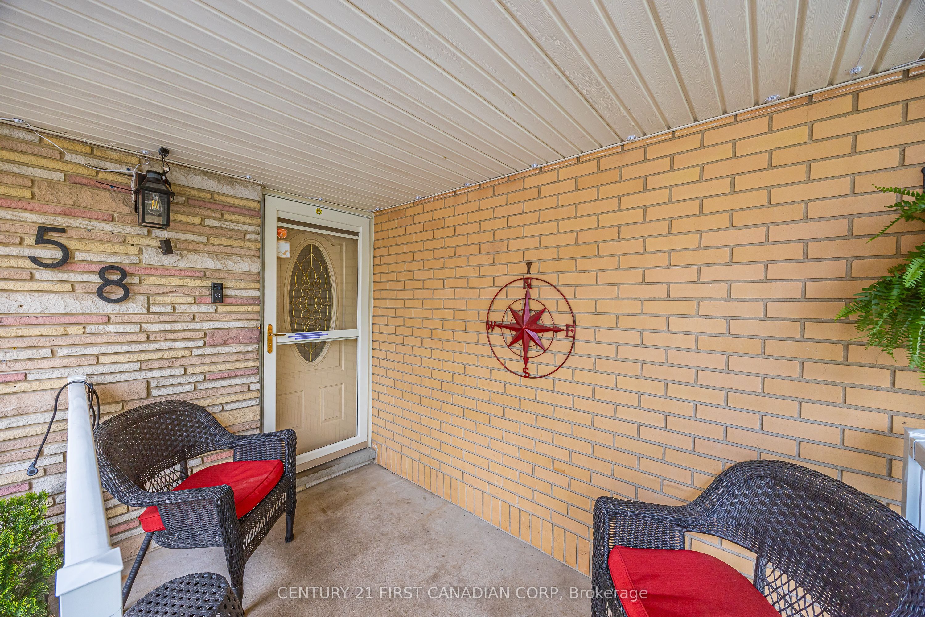 58 Centre Crescent N Property Photo 7