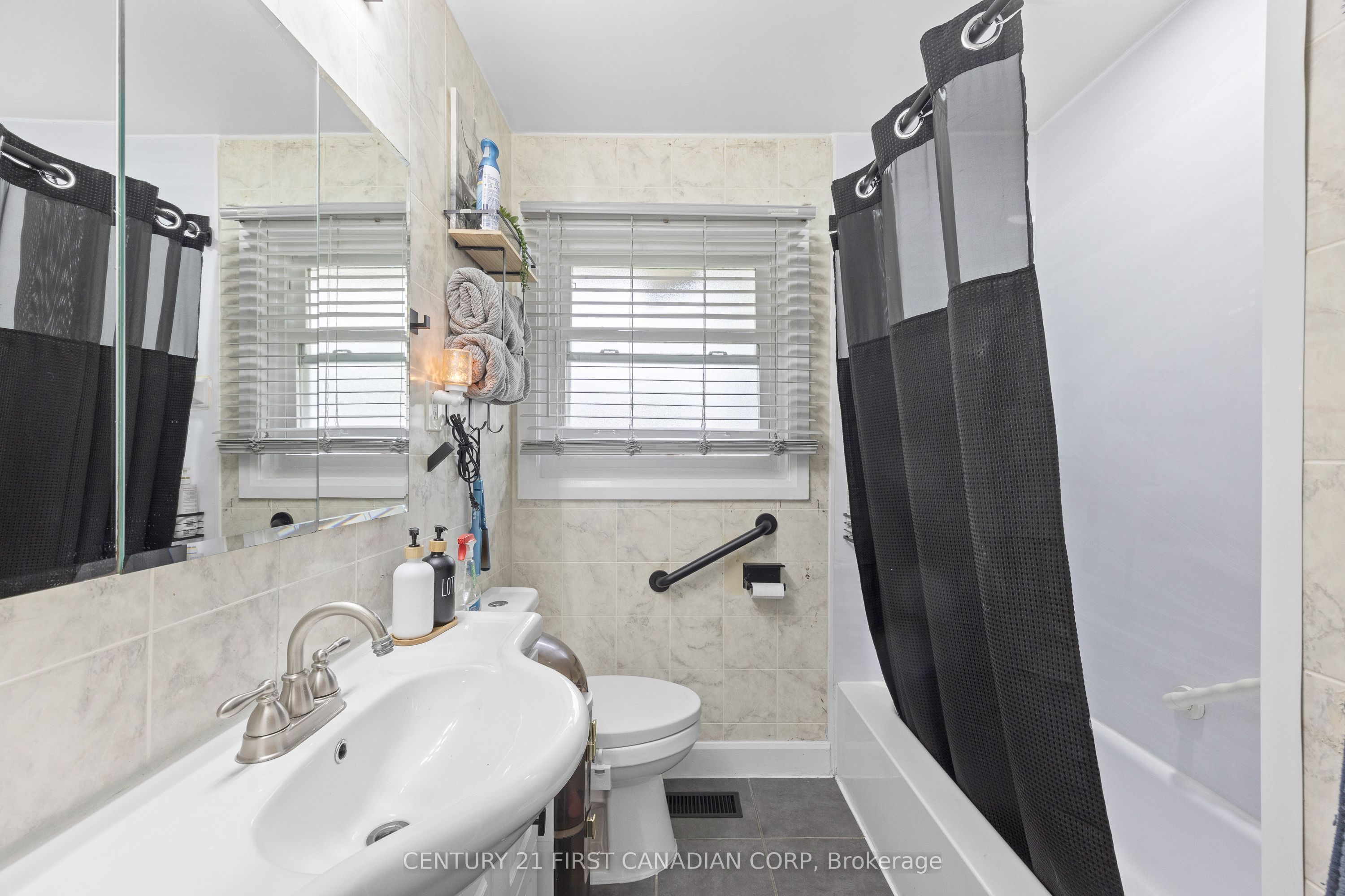 58 Centre Crescent N Property Photo 25
