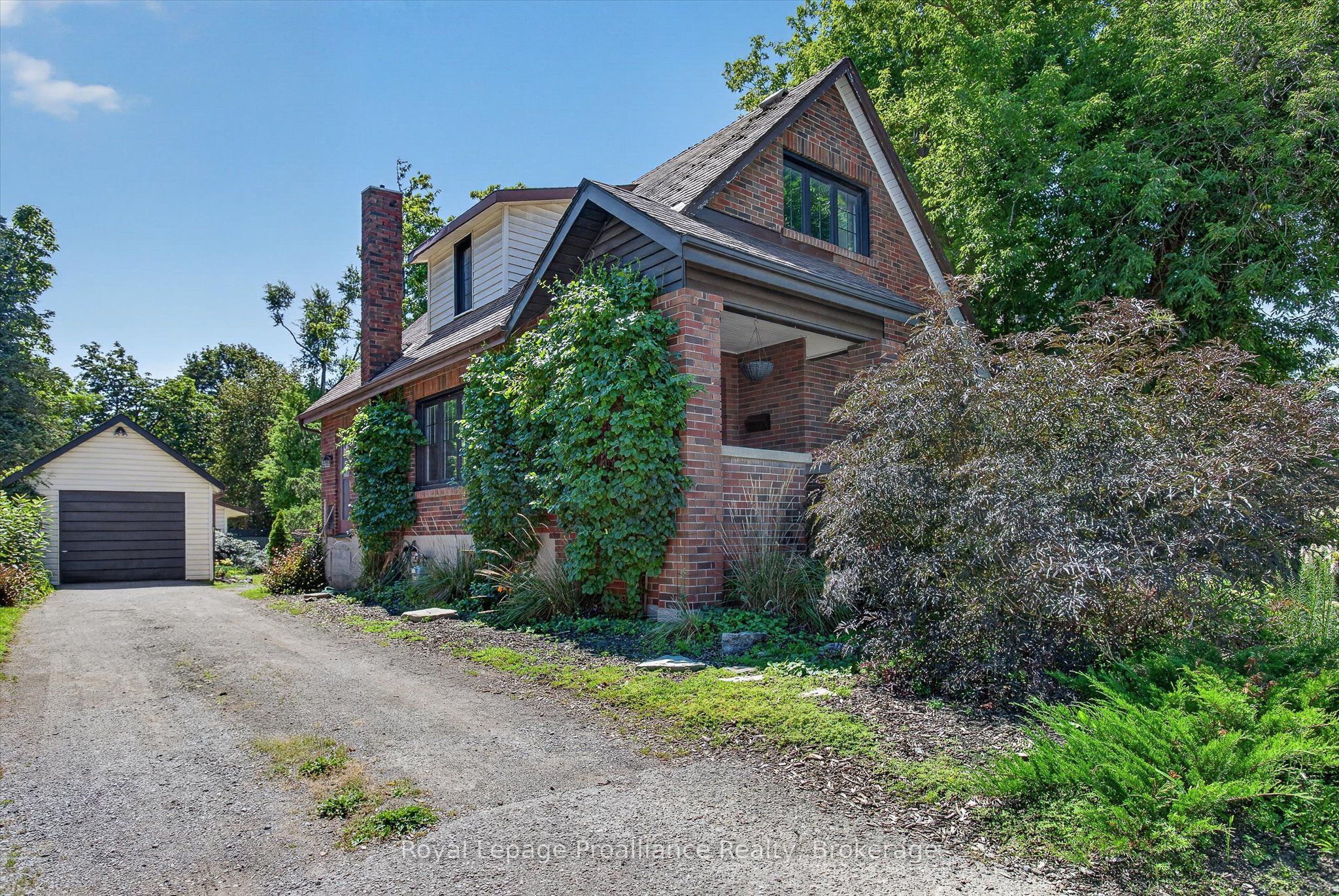 71 Lansdowne Street W Property Photo 3