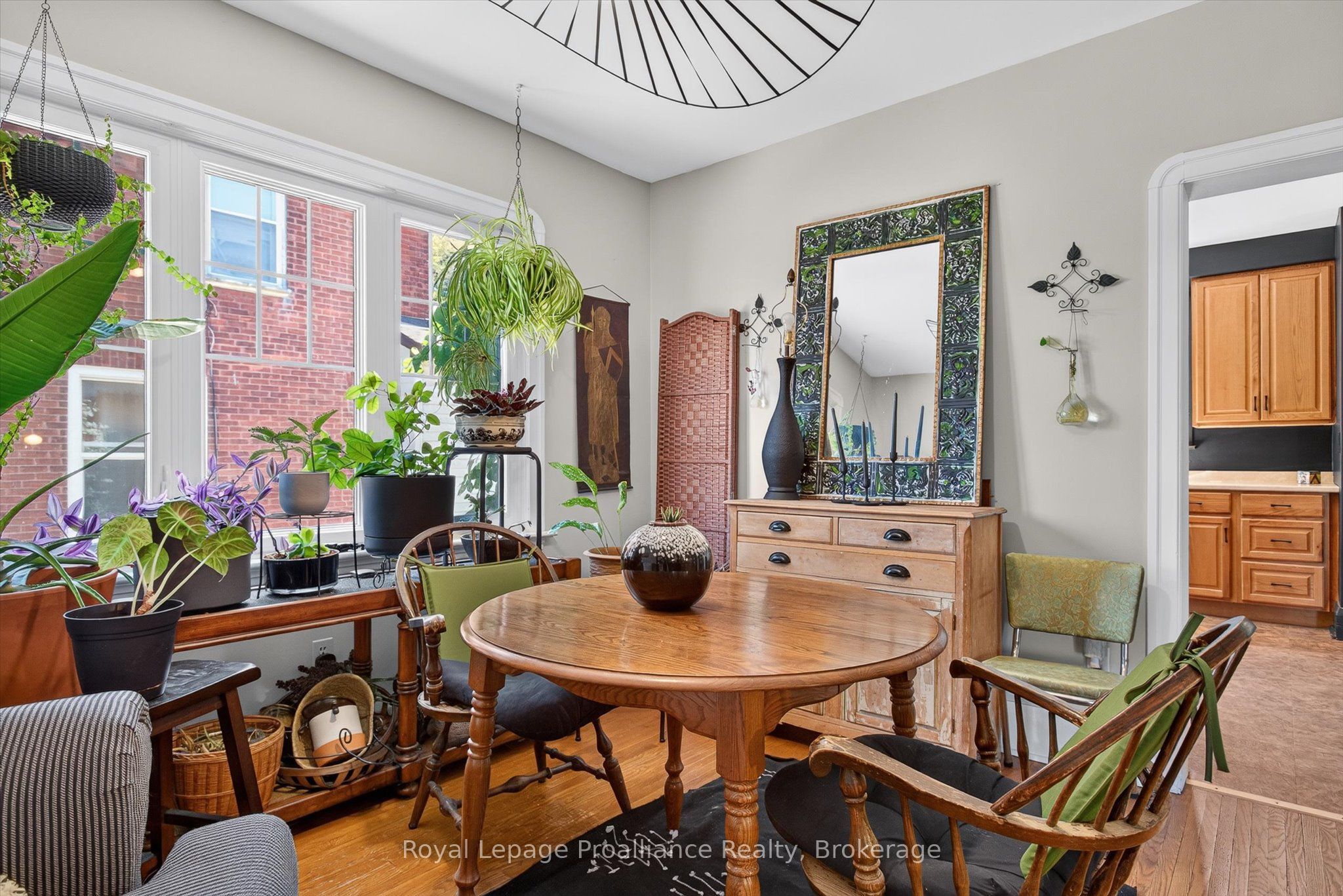 71 Lansdowne Street W Property Photo 8