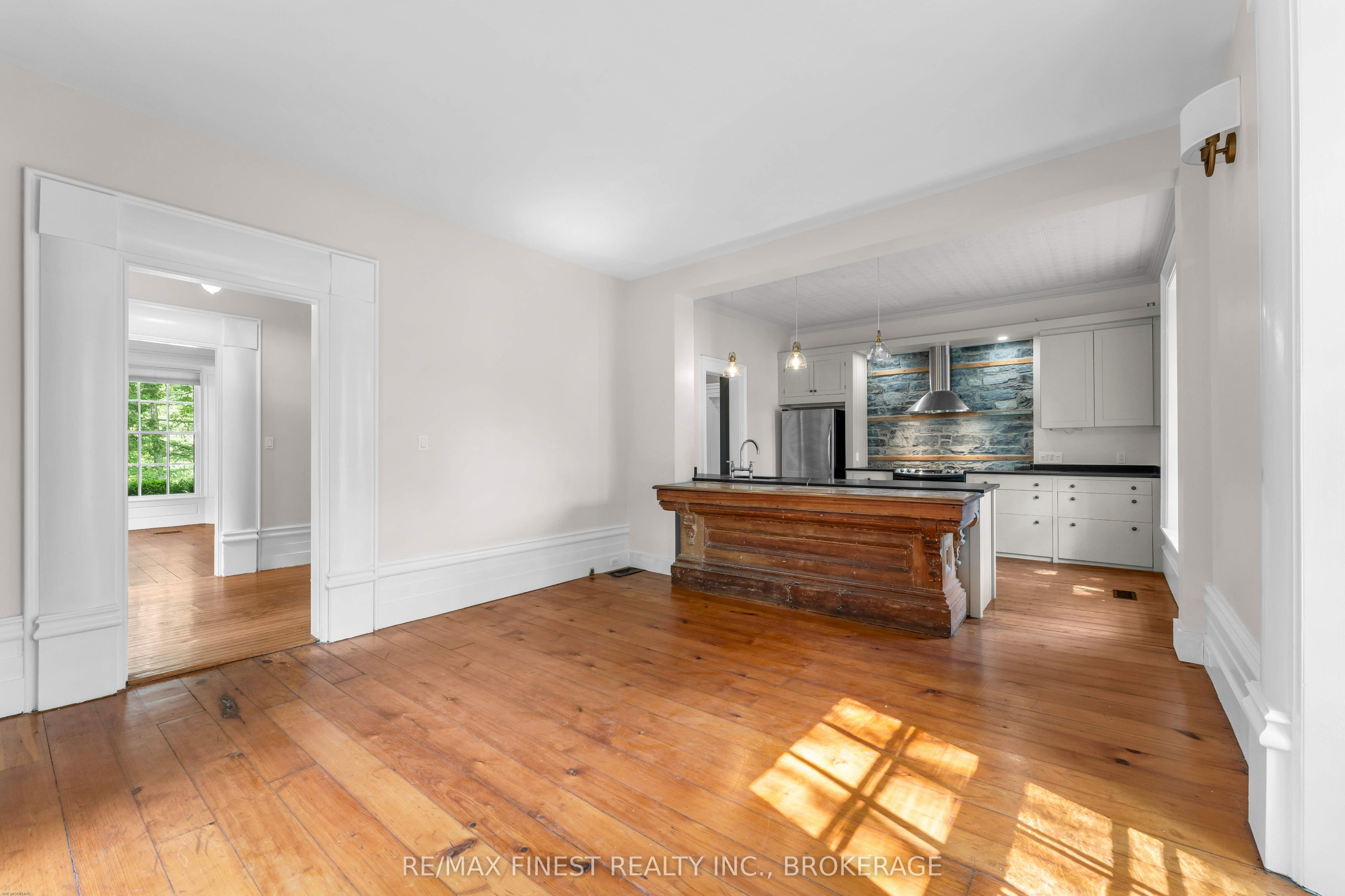 4247 Henderson Road Property Photo 6