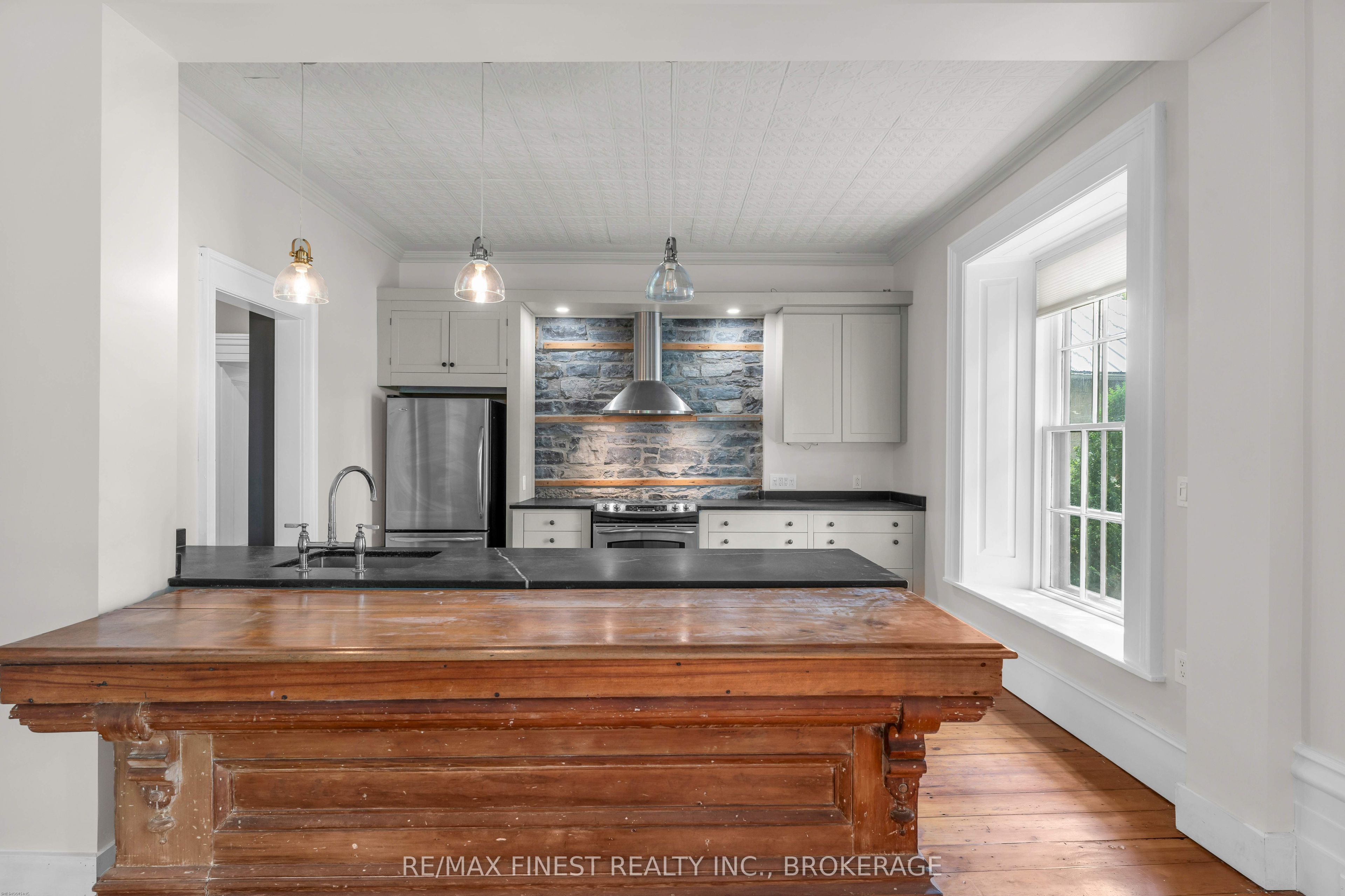 4247 Henderson Road Property Photo 7