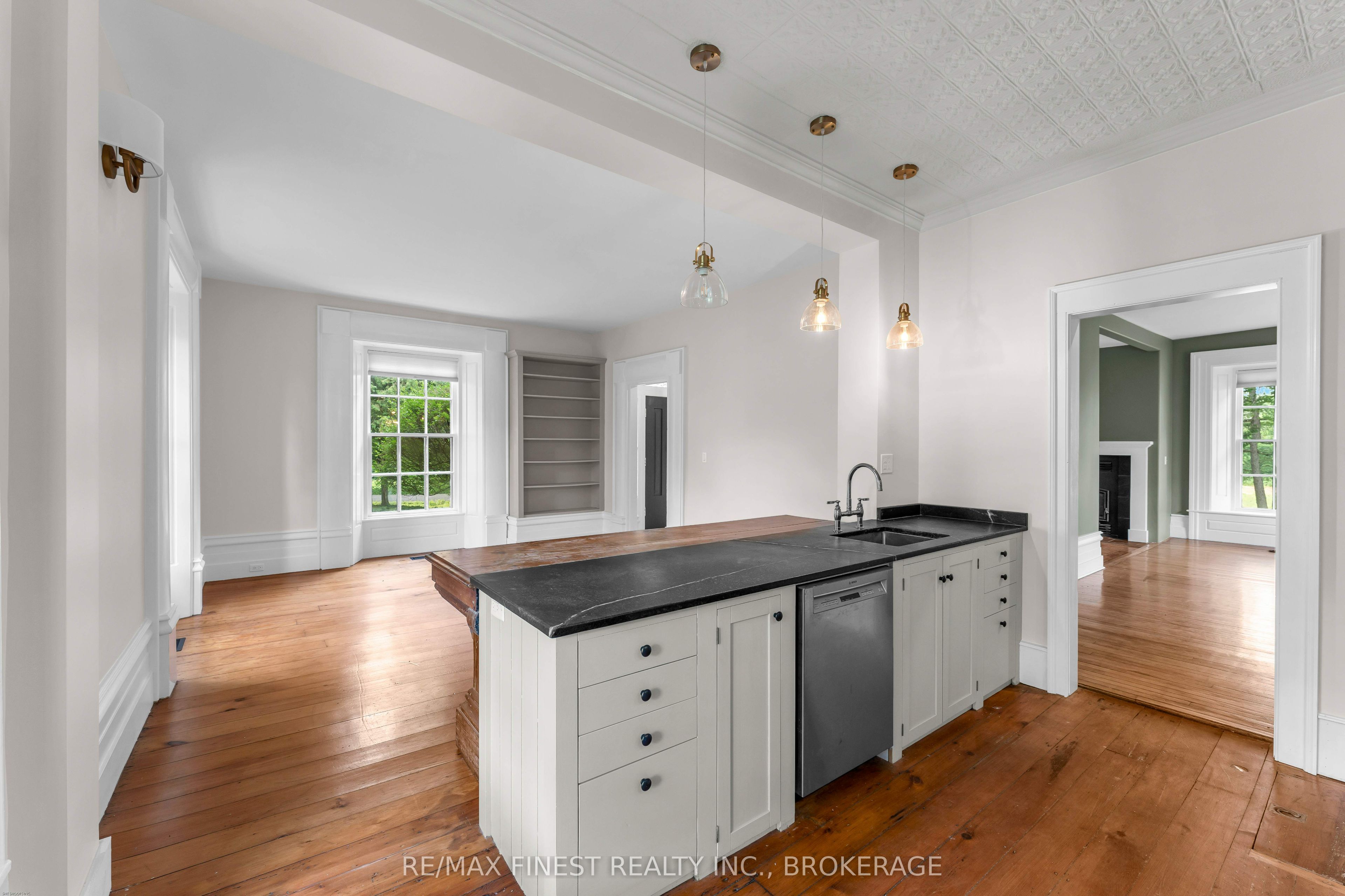 4247 Henderson Road Property Photo 8