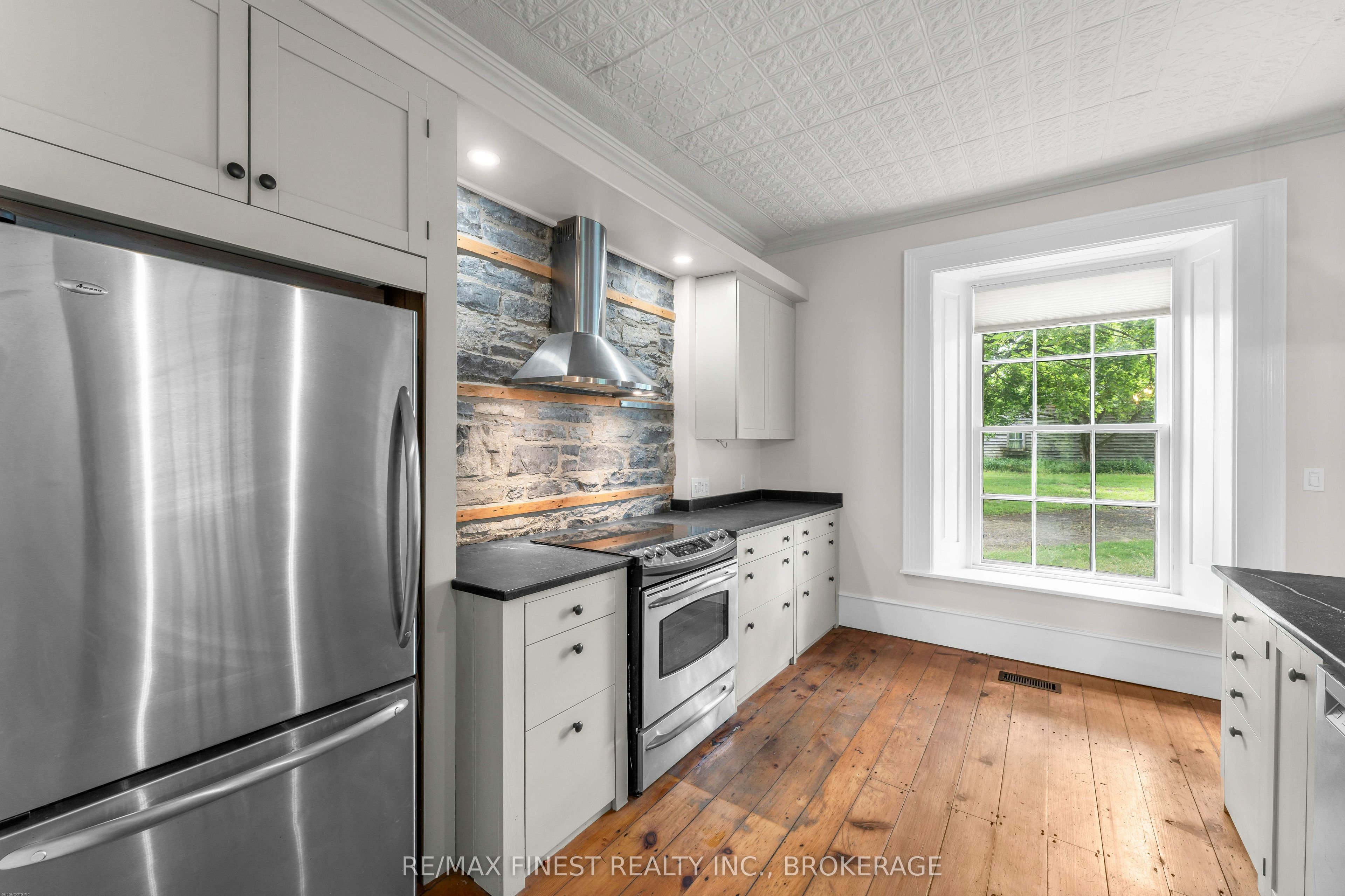 4247 Henderson Road Property Photo 9
