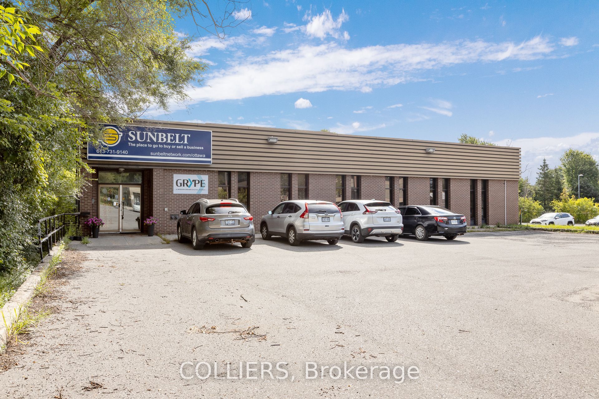 2821 Riverside Drive Property Photo 1