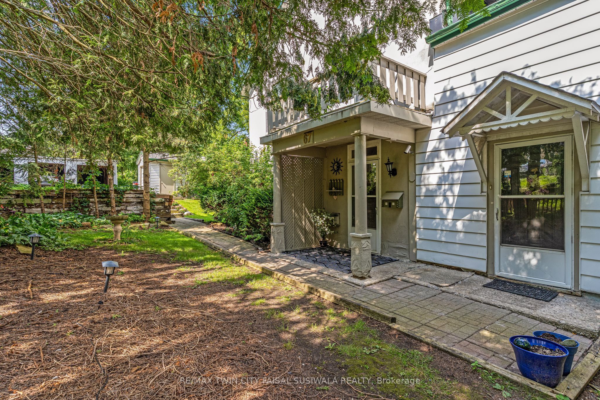 67 Queen Street W Property Photo 6