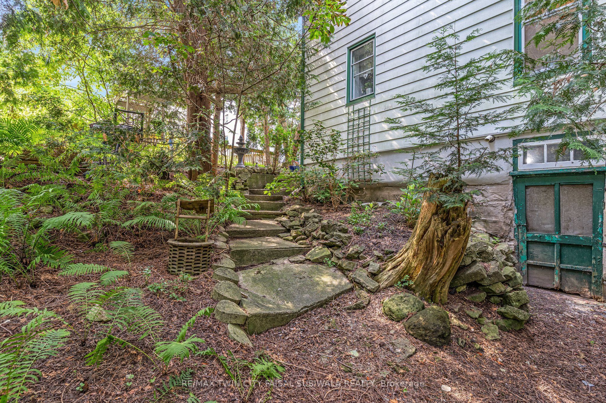 67 Queen Street W Property Photo 9