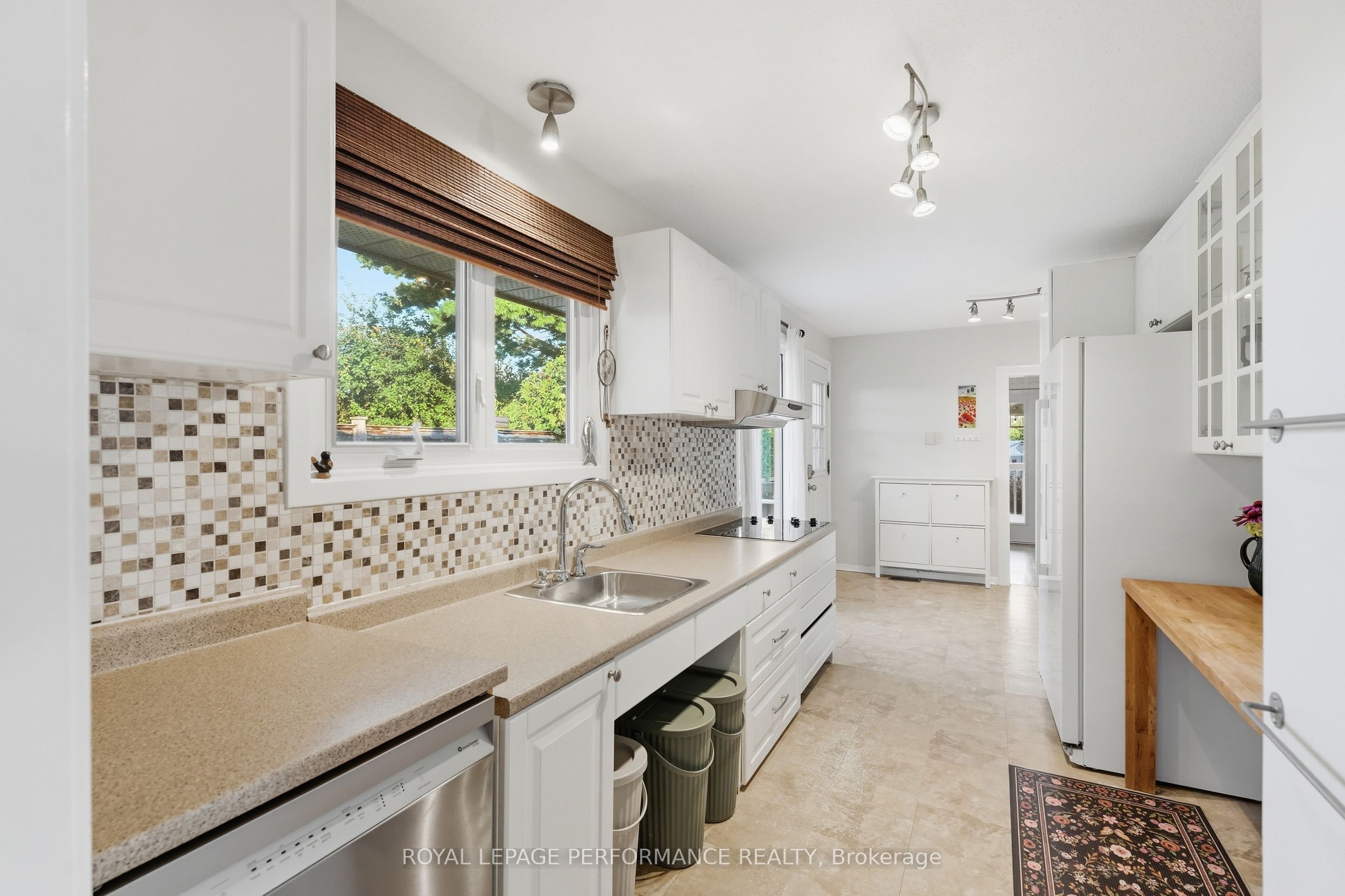 3149 Southmore Drive E Property Photo 8