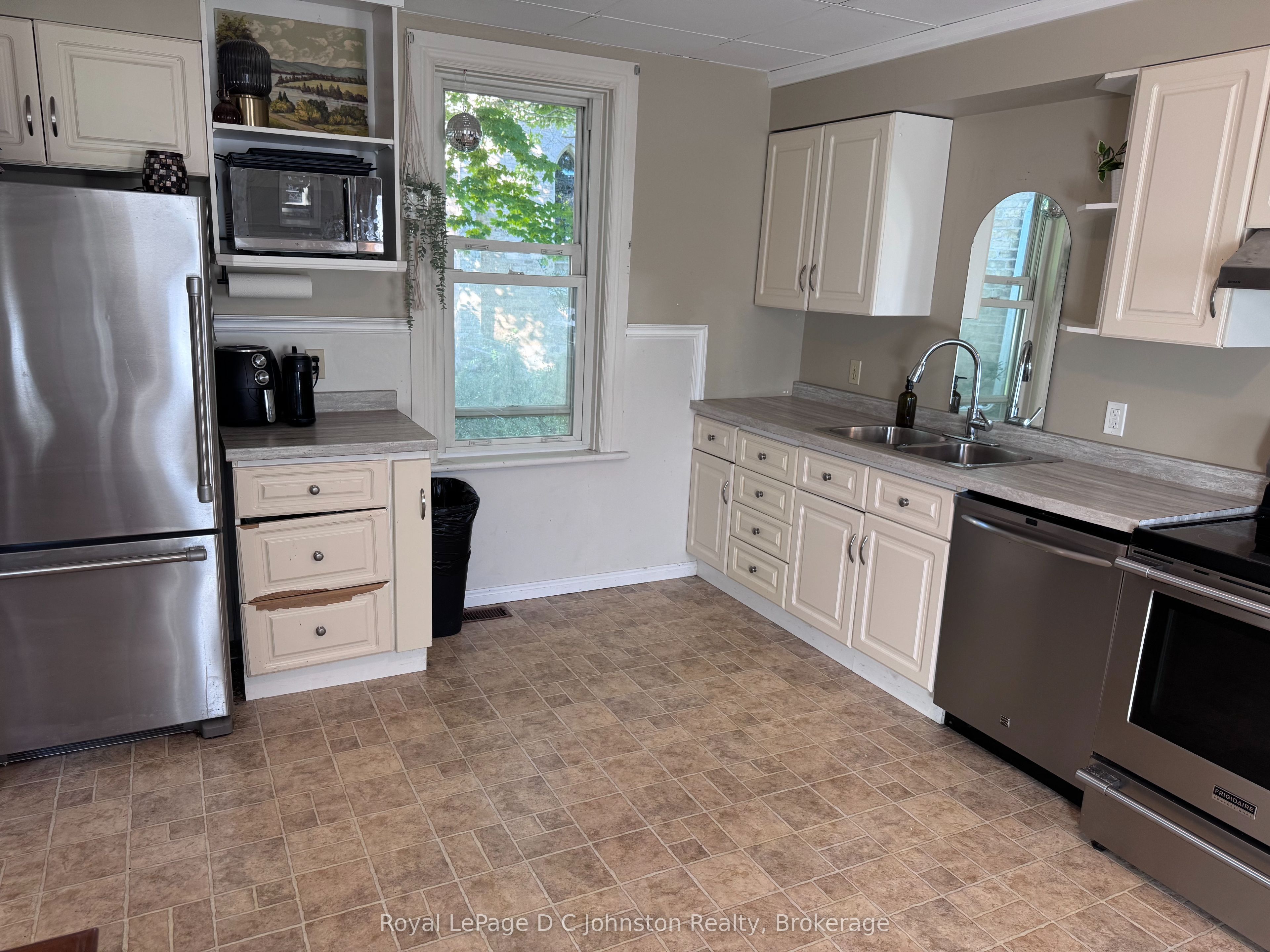 43 Albert Street N Property Photo 8