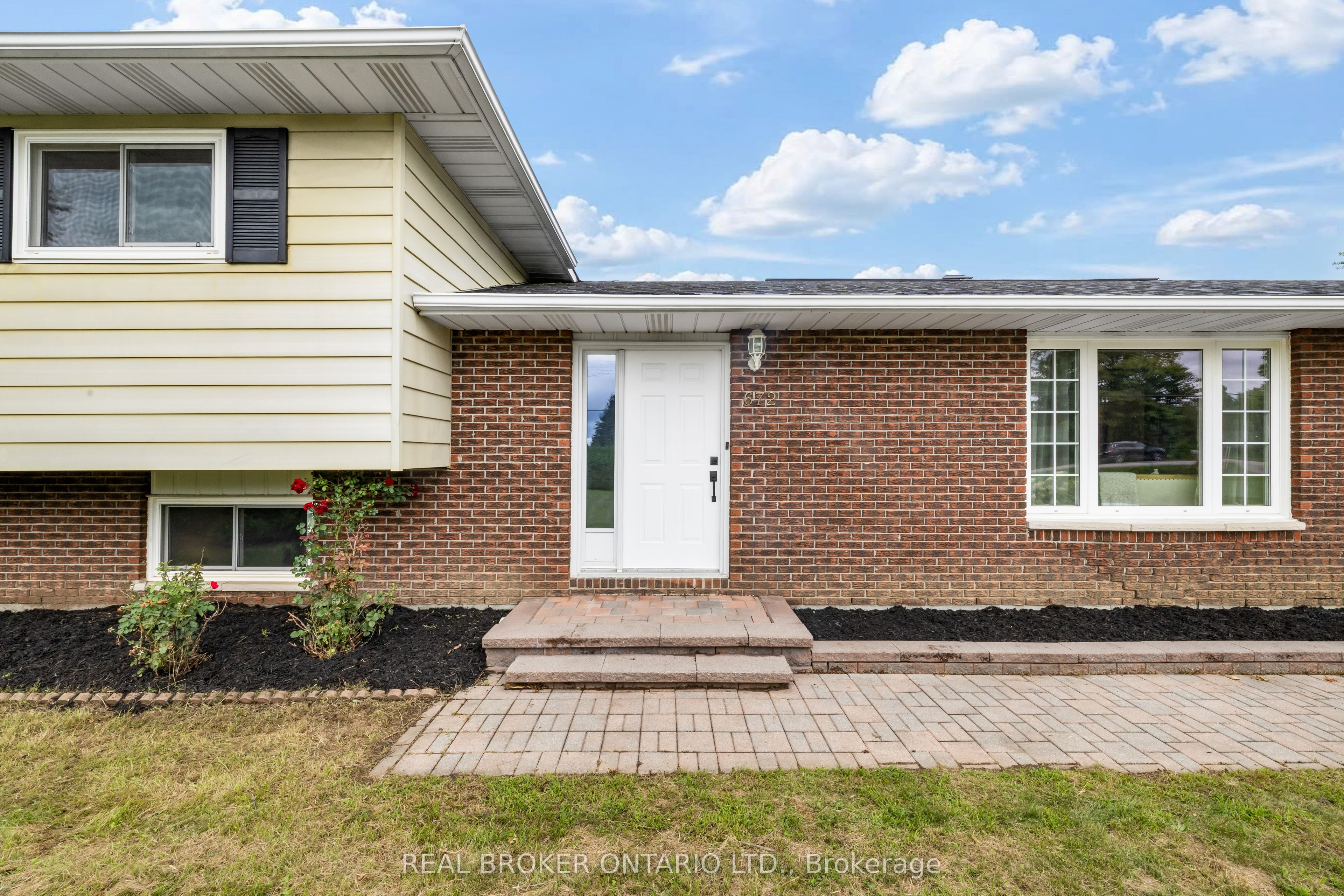 672 Line 3 Line Property Photo 5